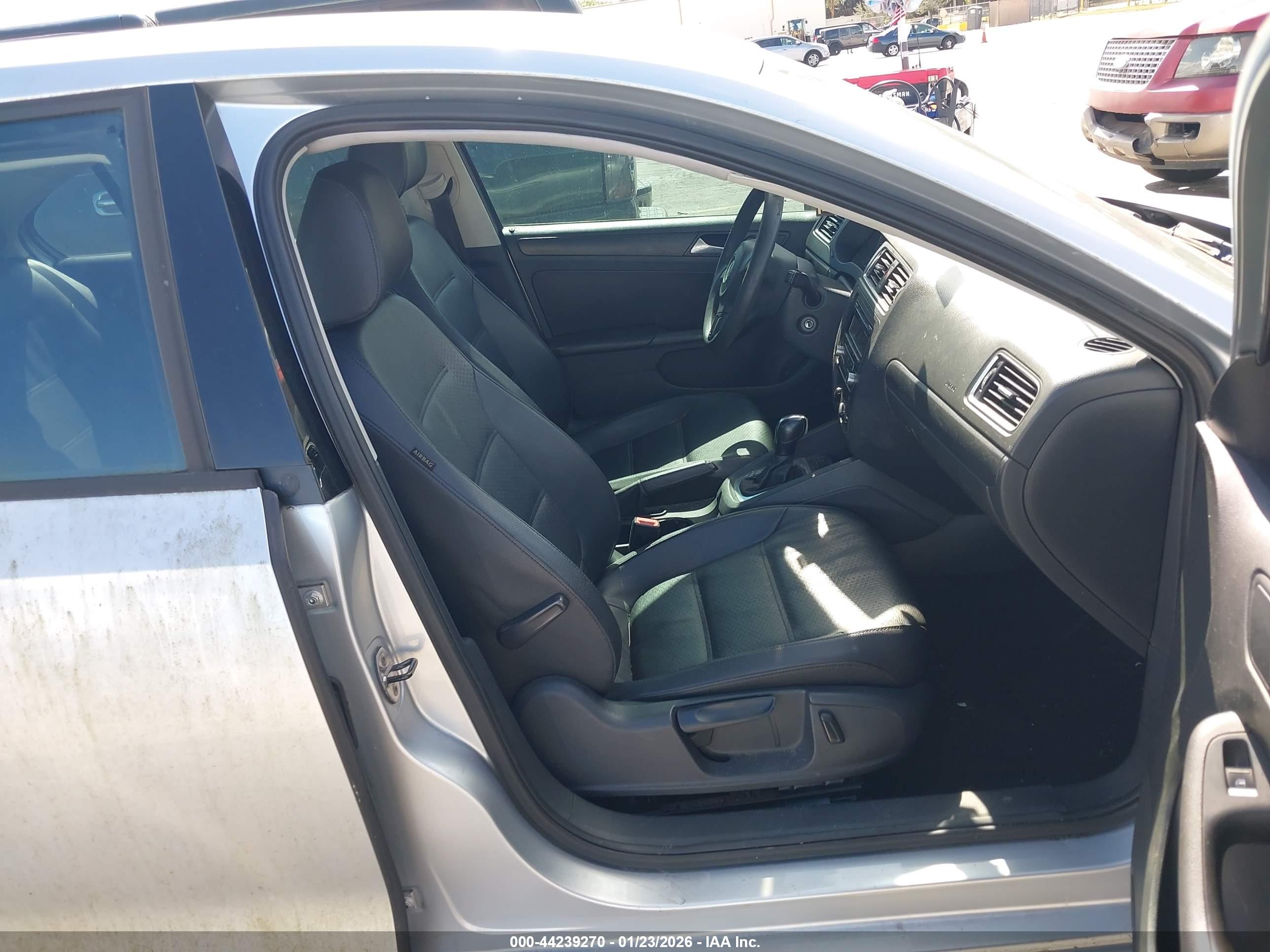 VOLKSWAGEN JETTA image 5