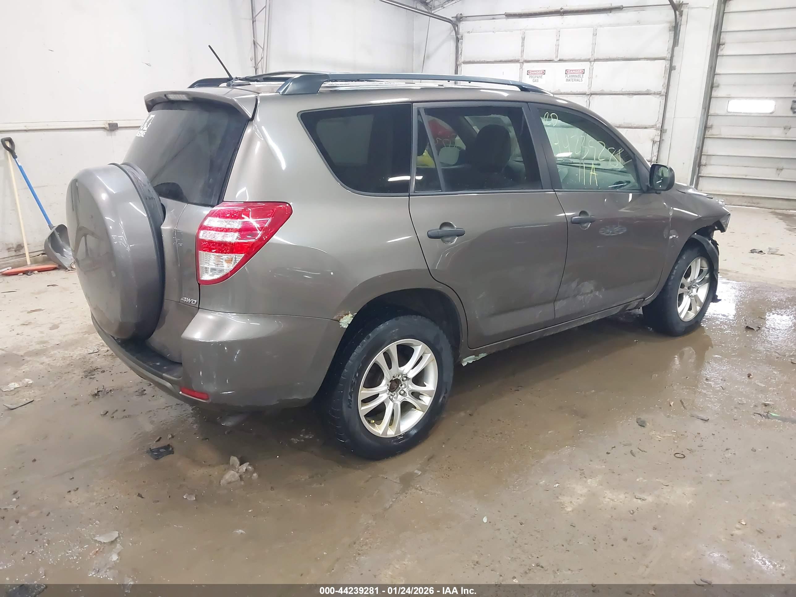 TOYOTA RAV4 image 4