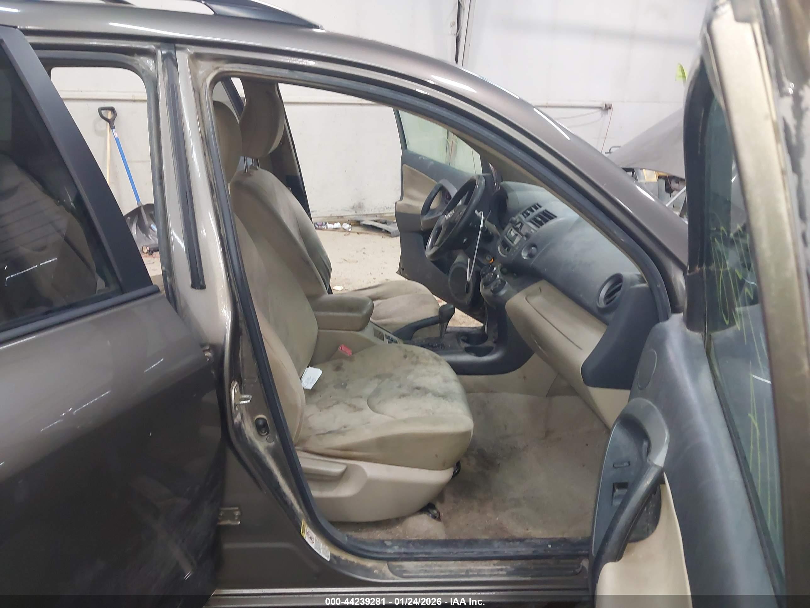 TOYOTA RAV4 image 5