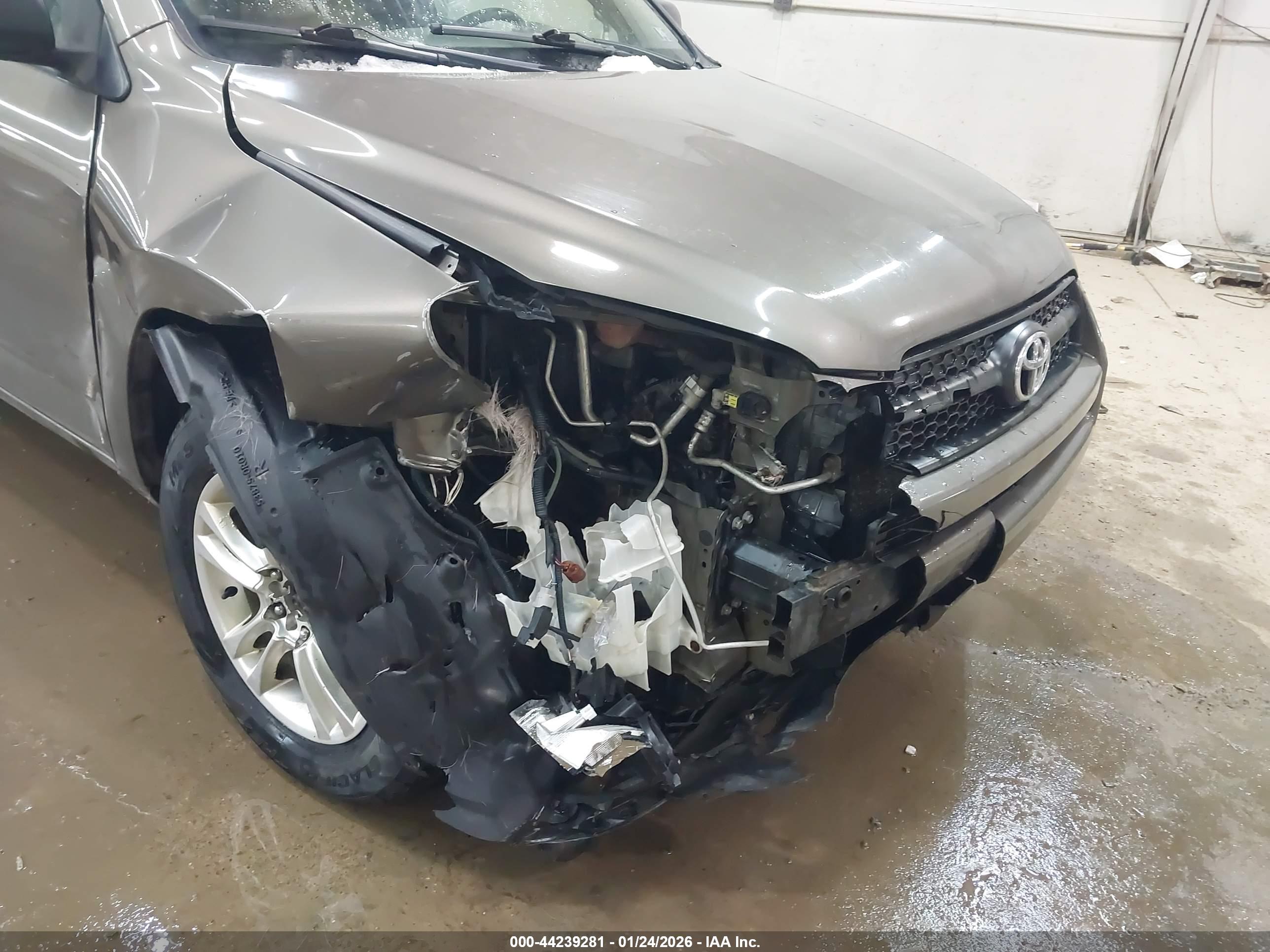 TOYOTA RAV4 image 6