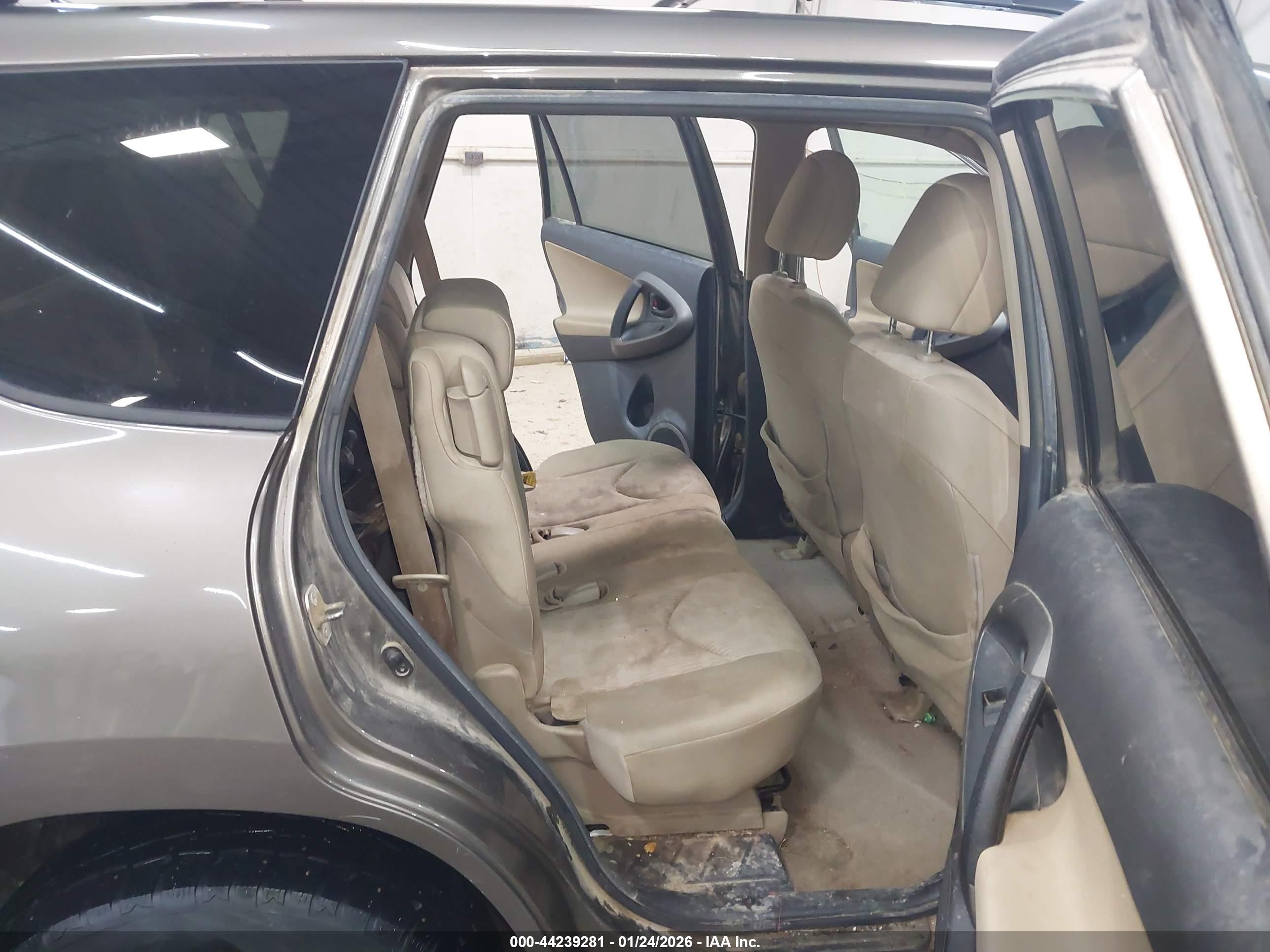 TOYOTA RAV4 image 8