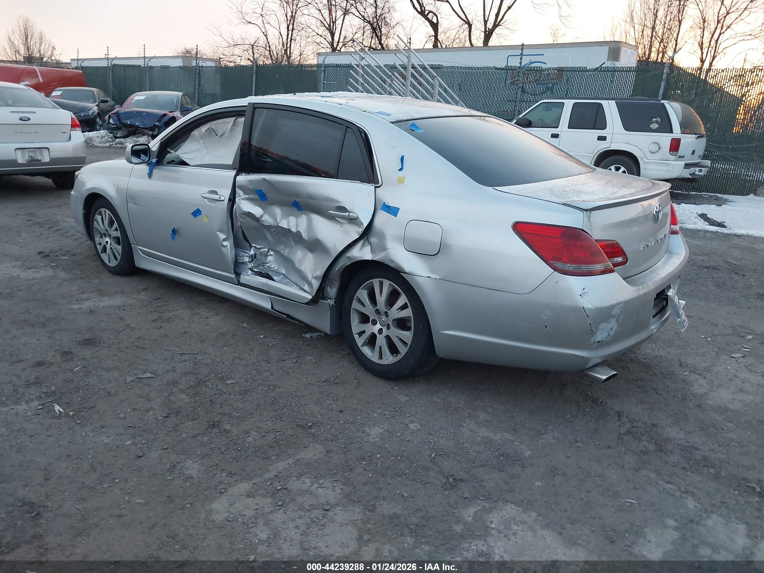 TOYOTA AVALON image 3
