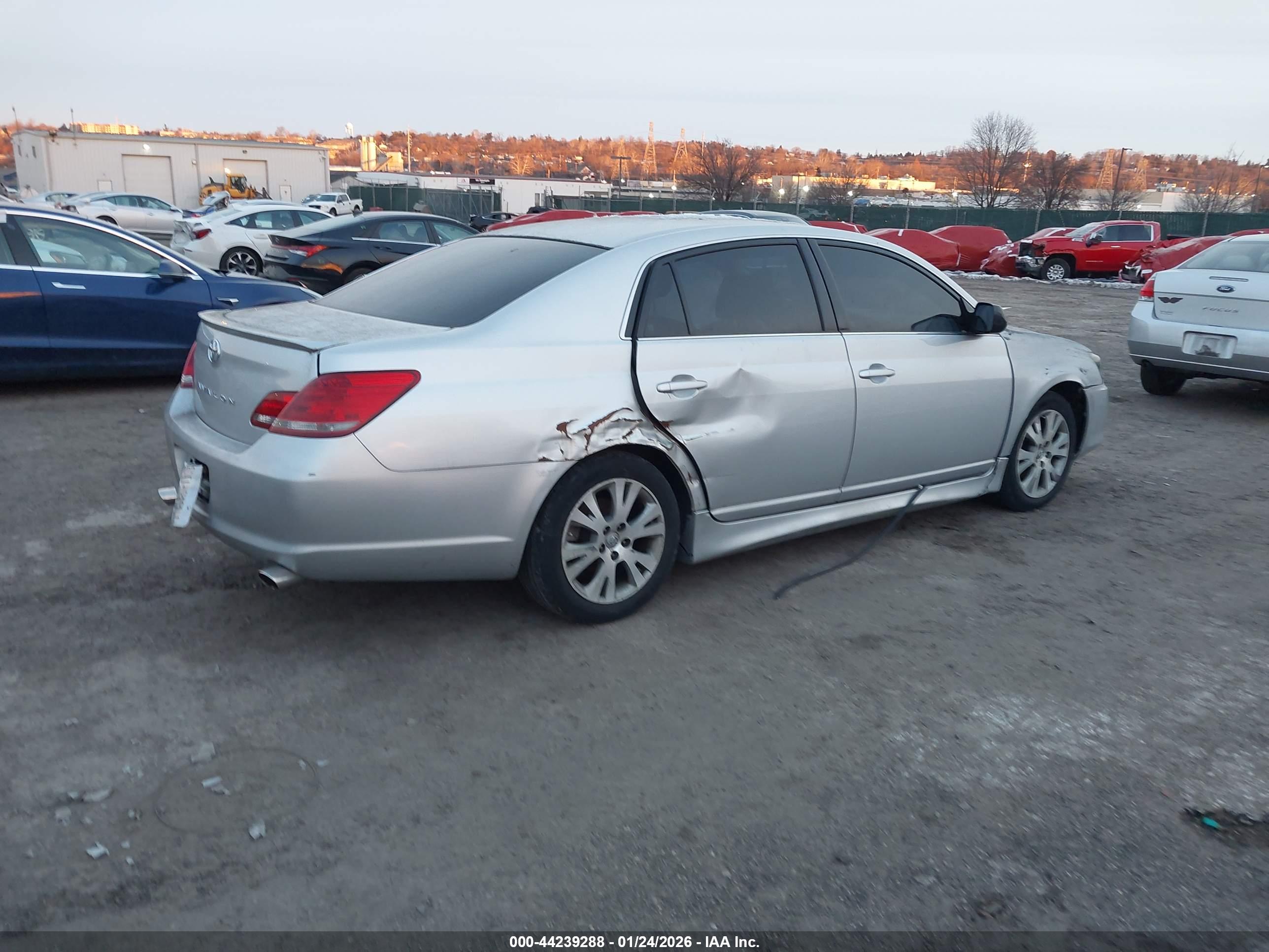 TOYOTA AVALON image 4