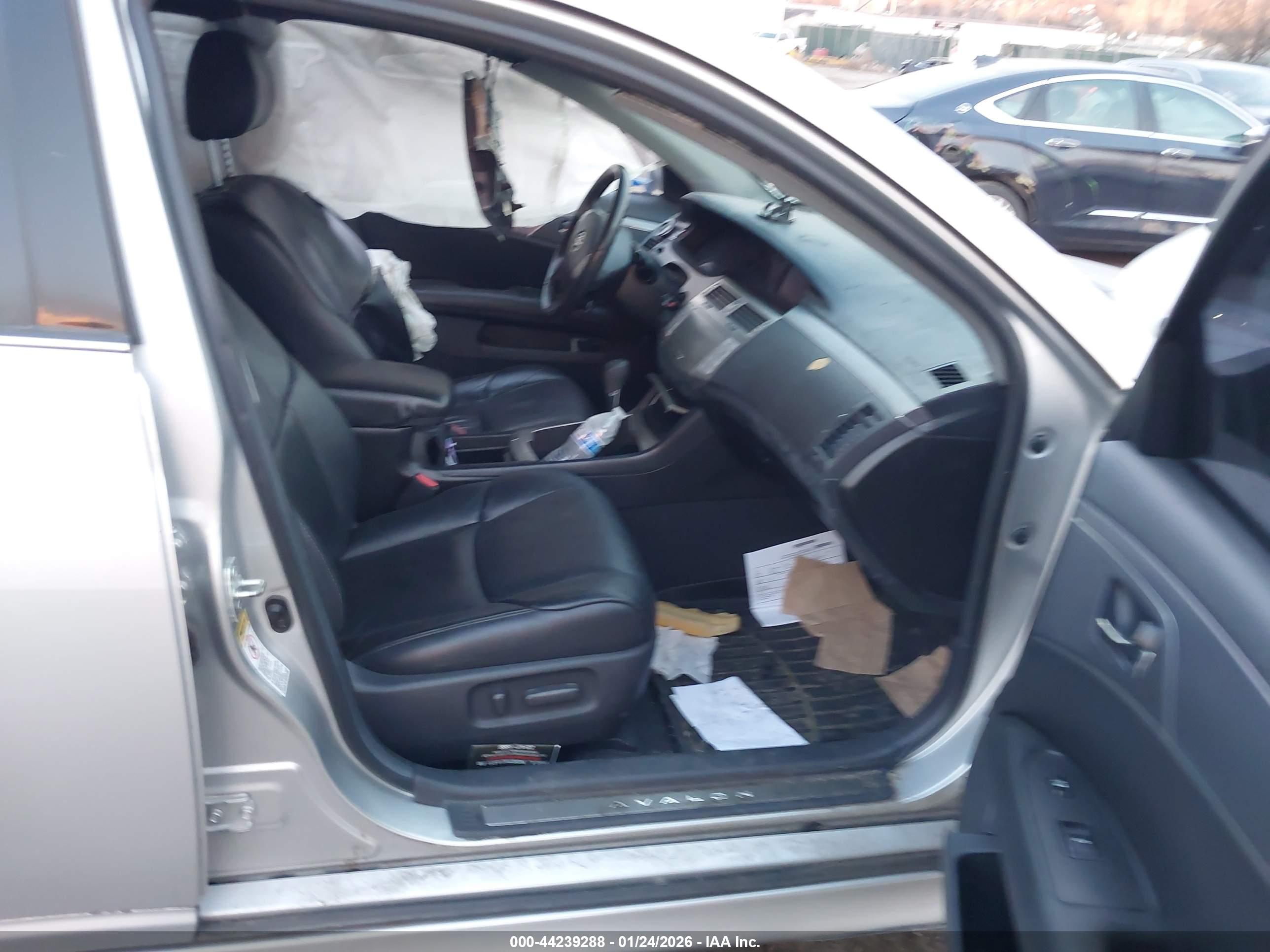 TOYOTA AVALON image 5