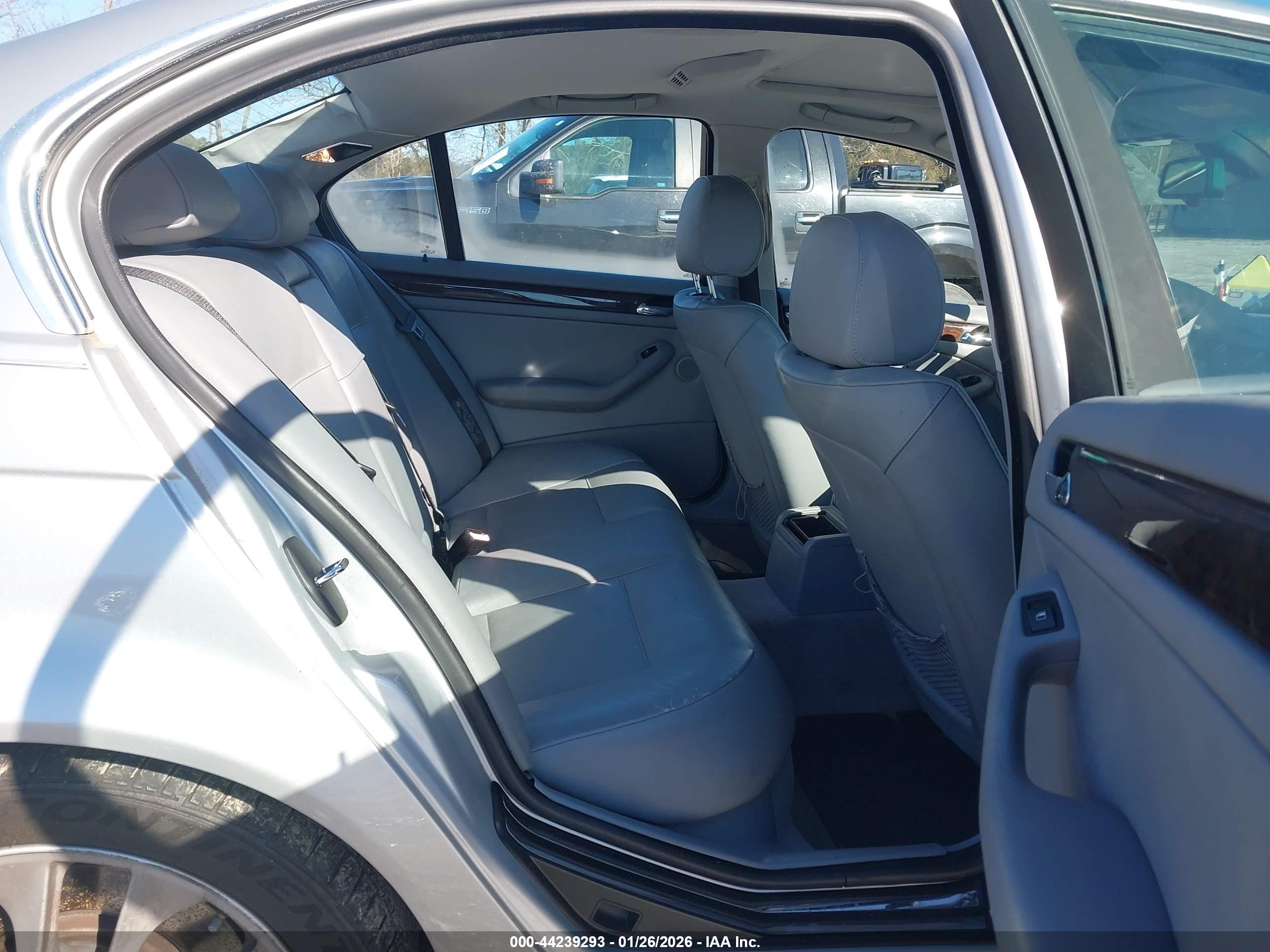 BMW 330XI image 8