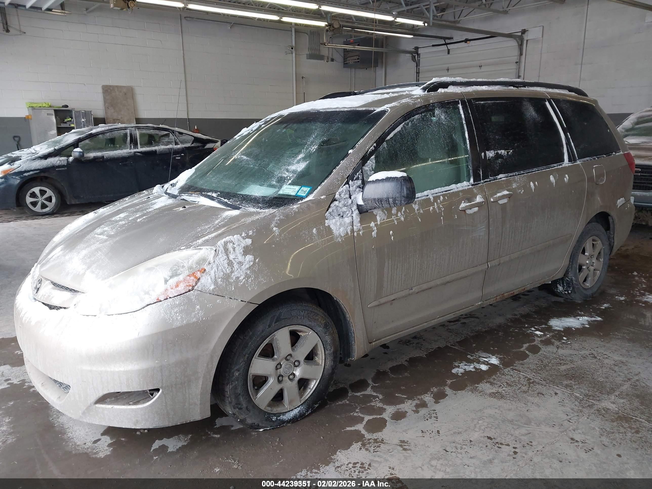 TOYOTA SIENNA image 2