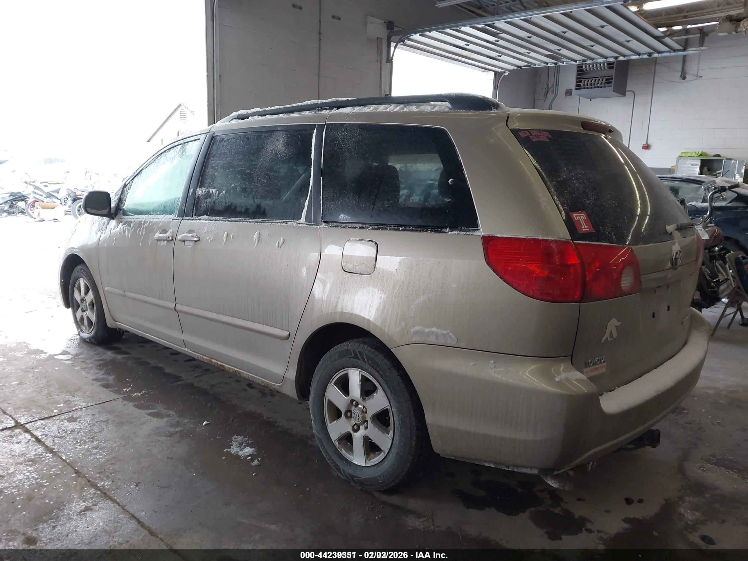 TOYOTA SIENNA image 3