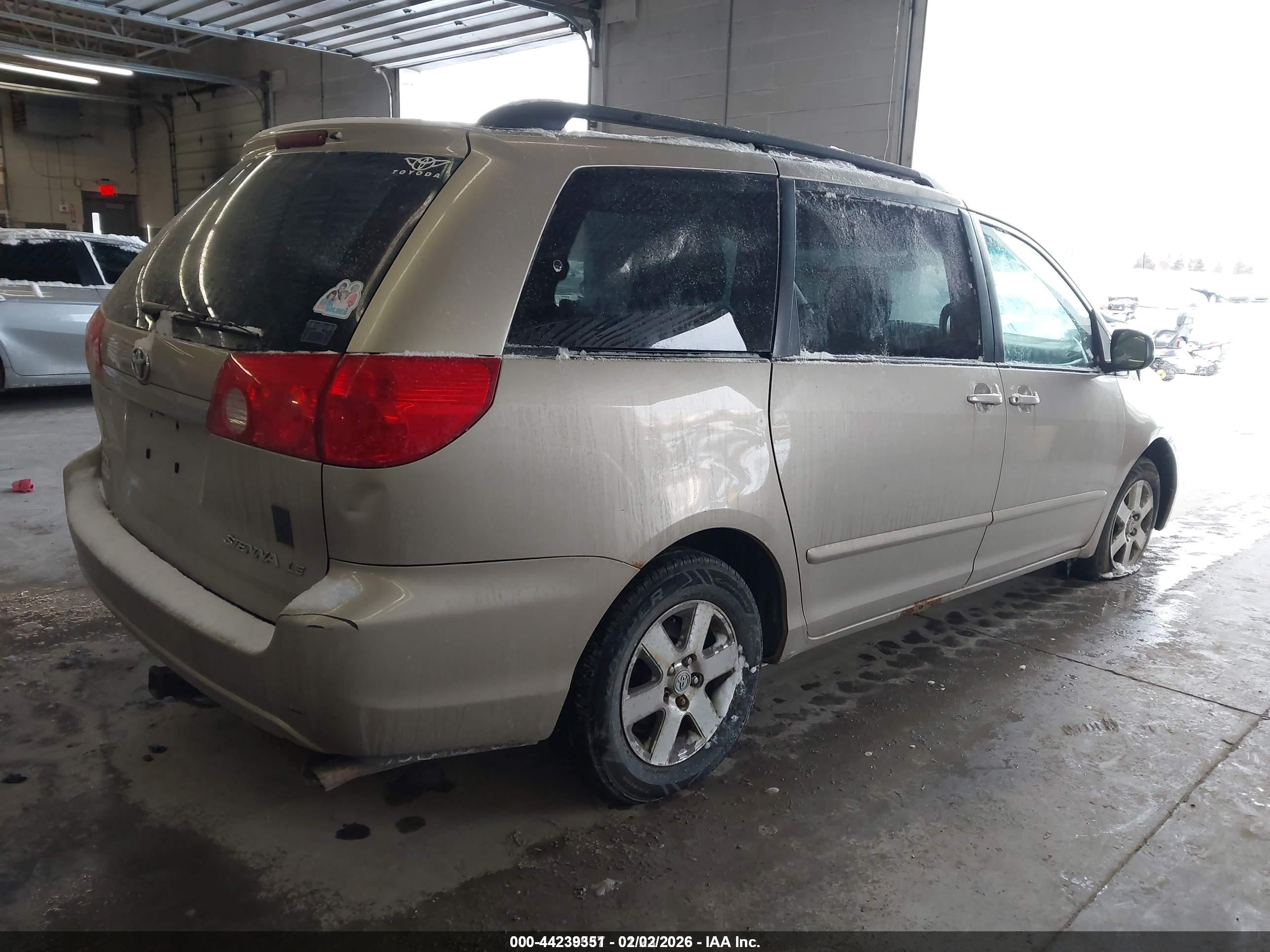 TOYOTA SIENNA image 4