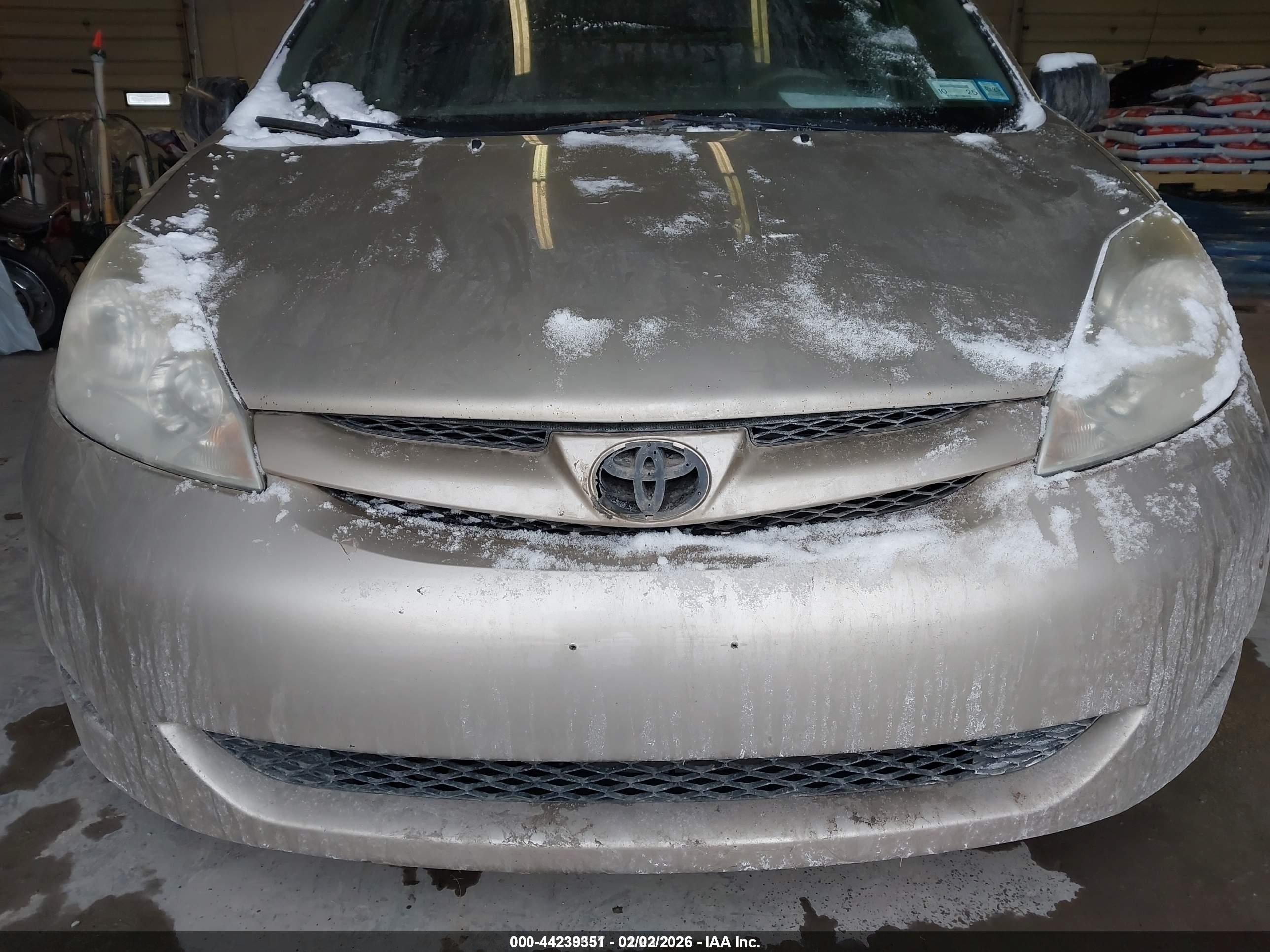TOYOTA SIENNA image 6