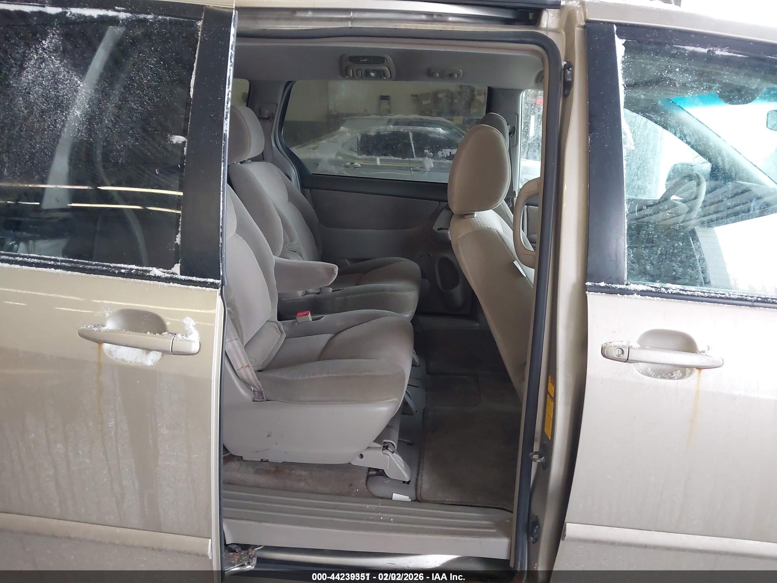 TOYOTA SIENNA image 8