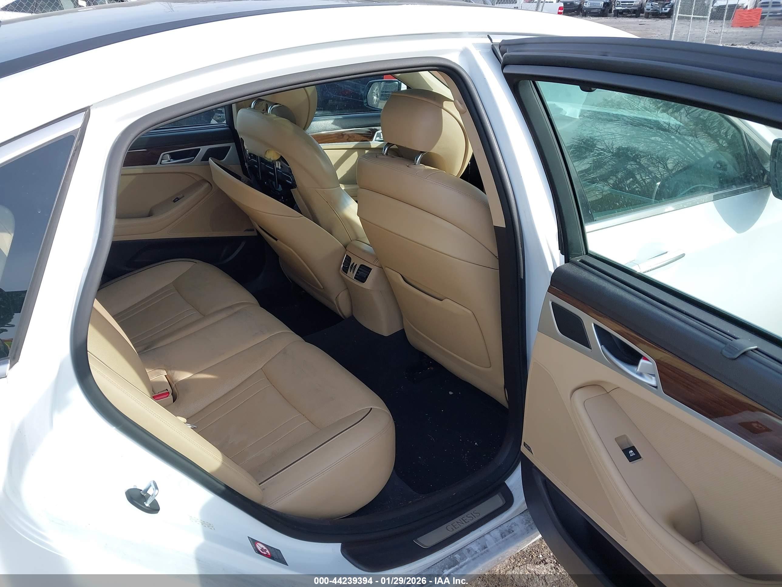 HYUNDAI GENESIS image 8