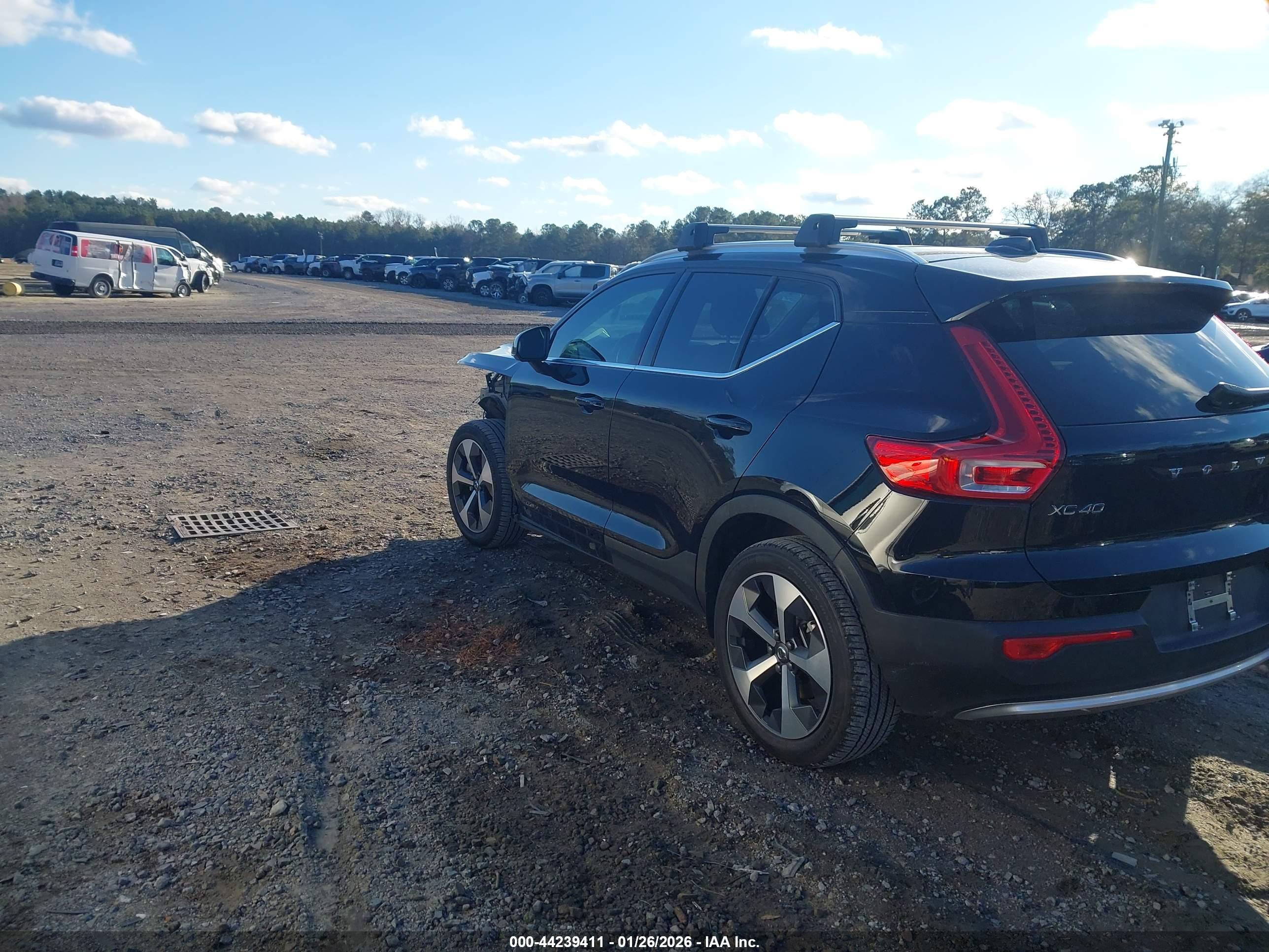 VOLVO XC40 image 3