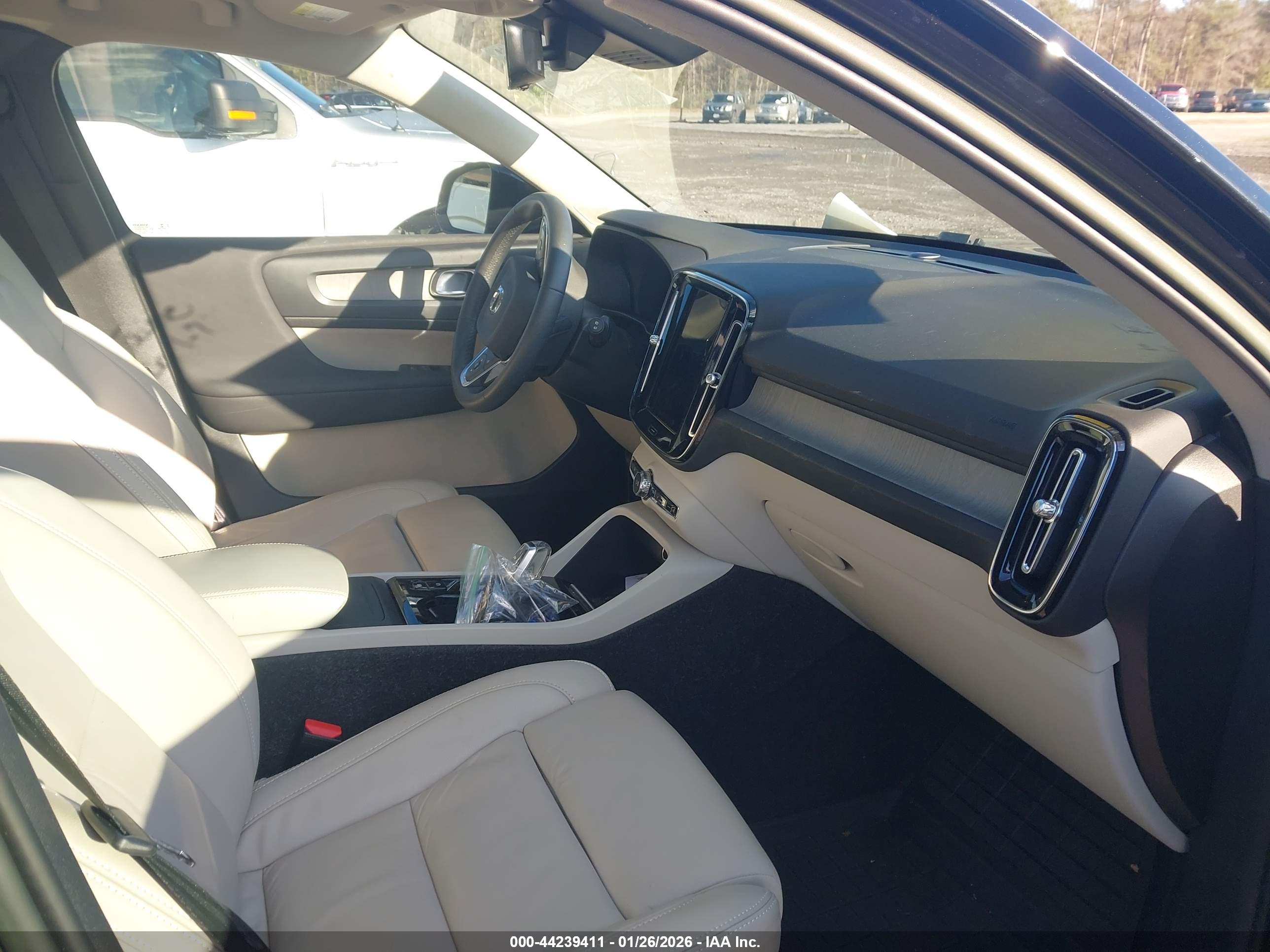 VOLVO XC40 image 5