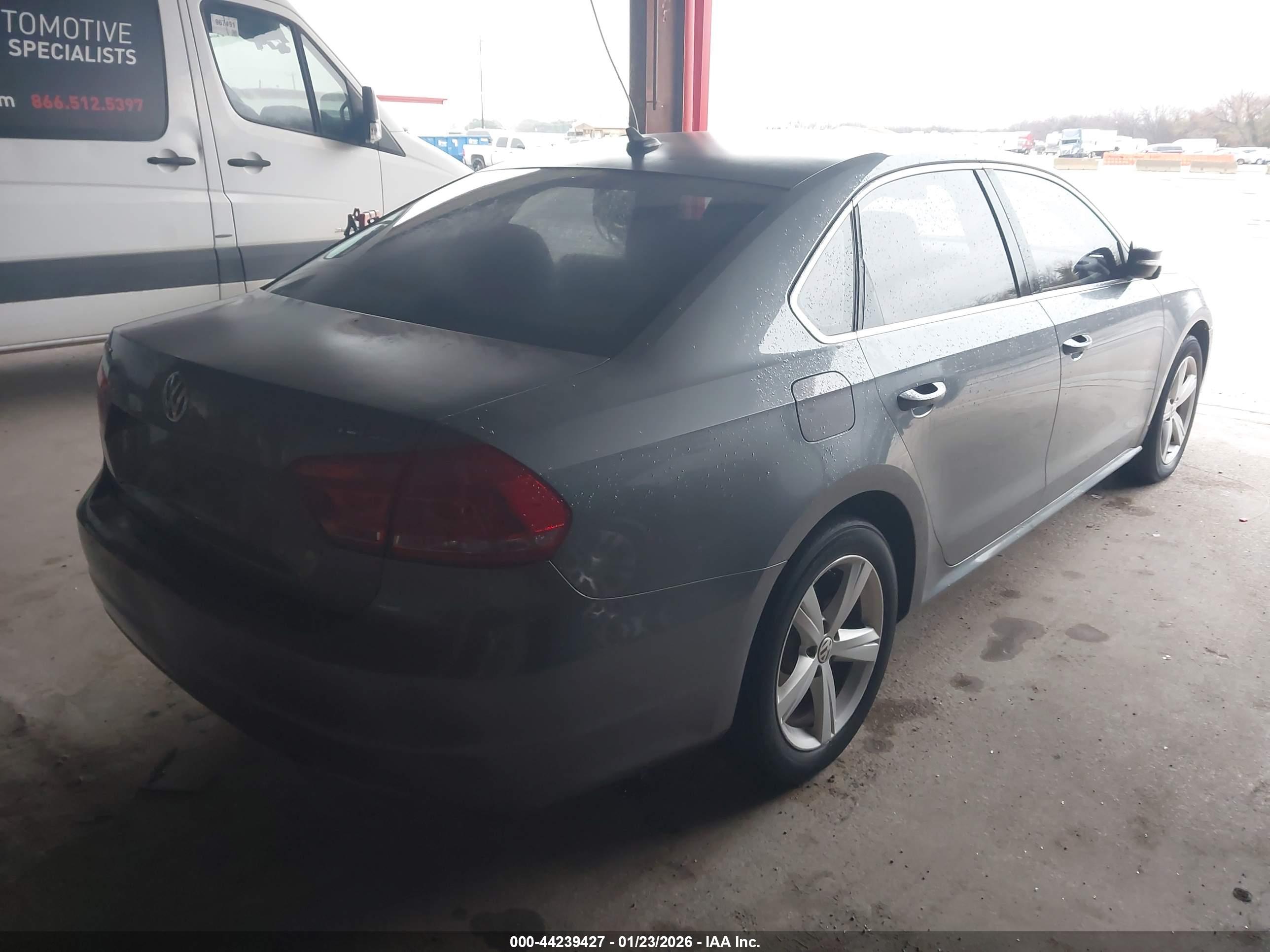 VOLKSWAGEN PASSAT image 4