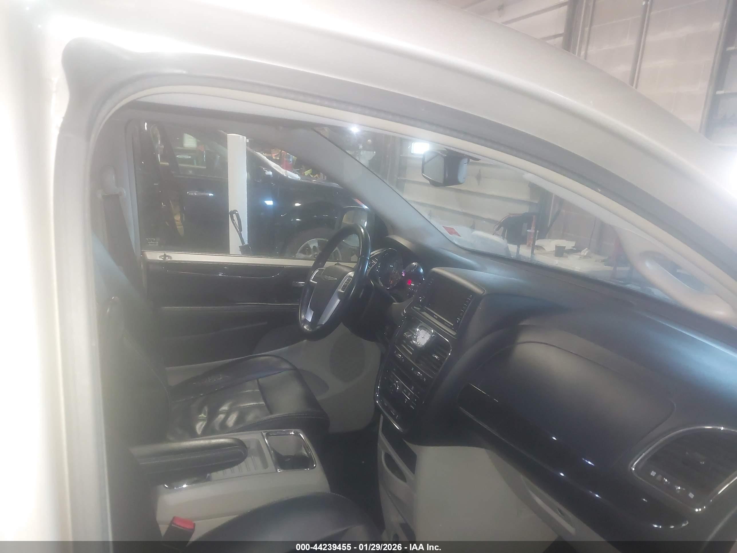 CHRYSLER TOWN image 5