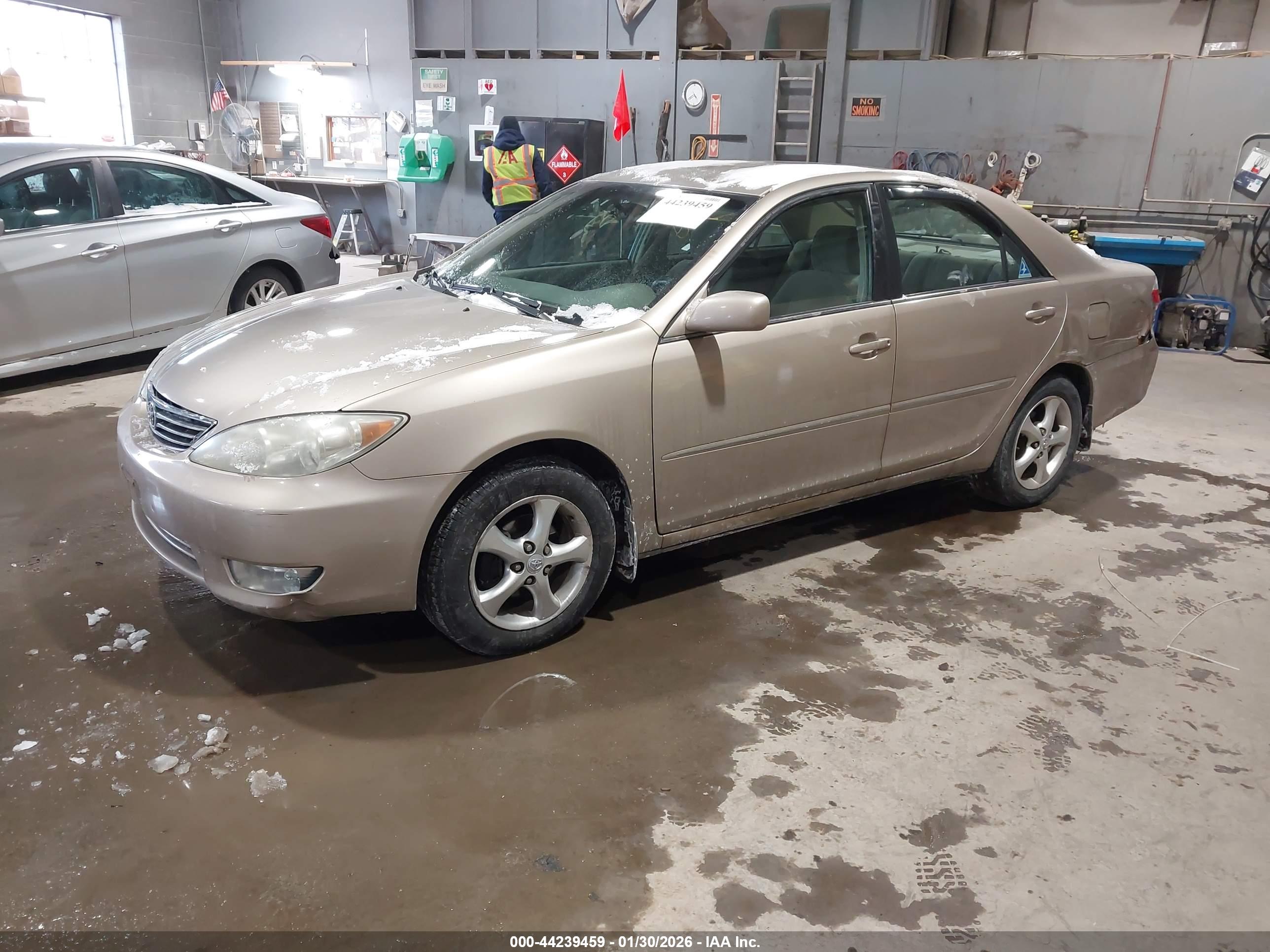 TOYOTA CAMRY image 2
