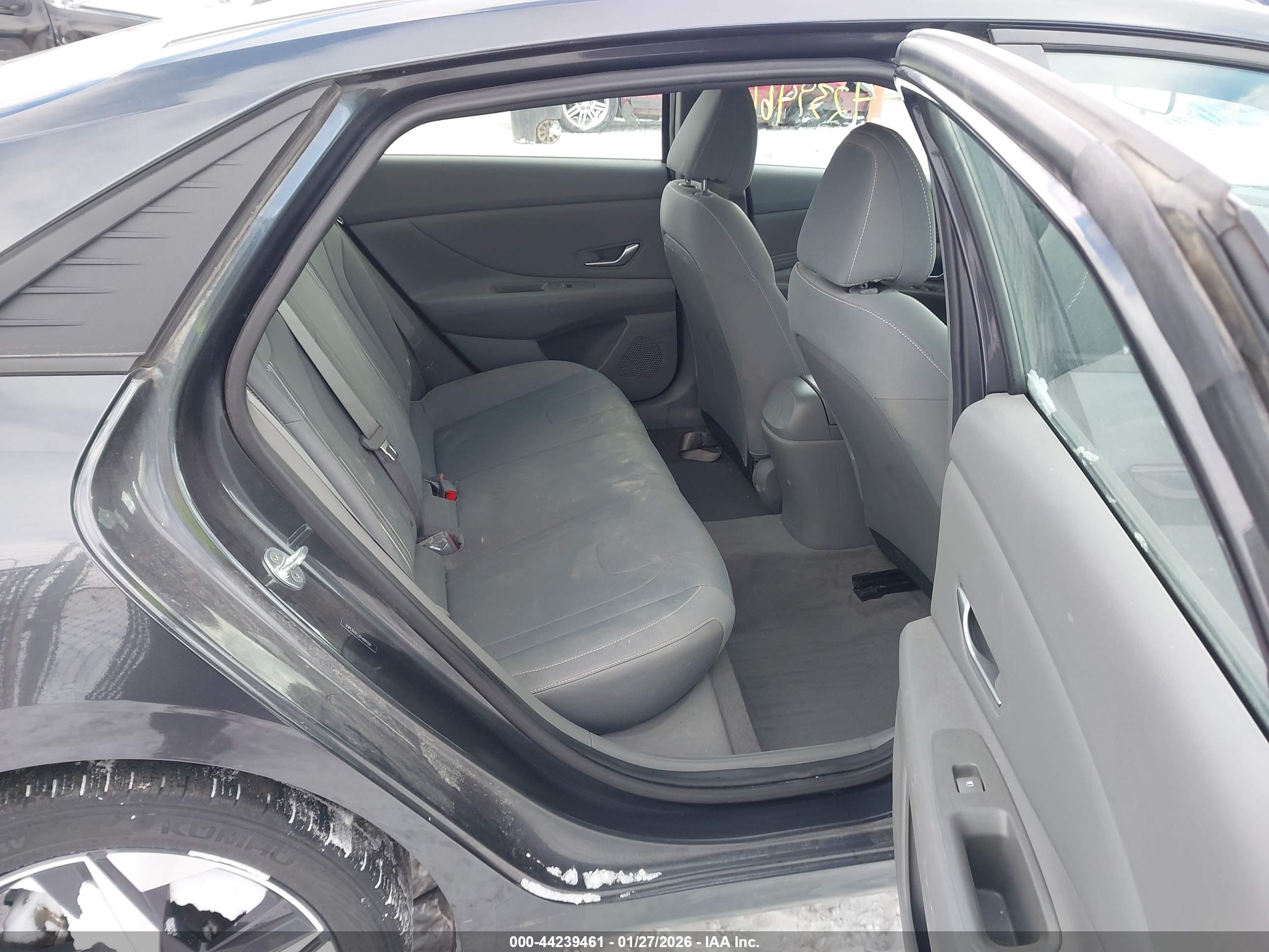 HYUNDAI ELANTRA image 8