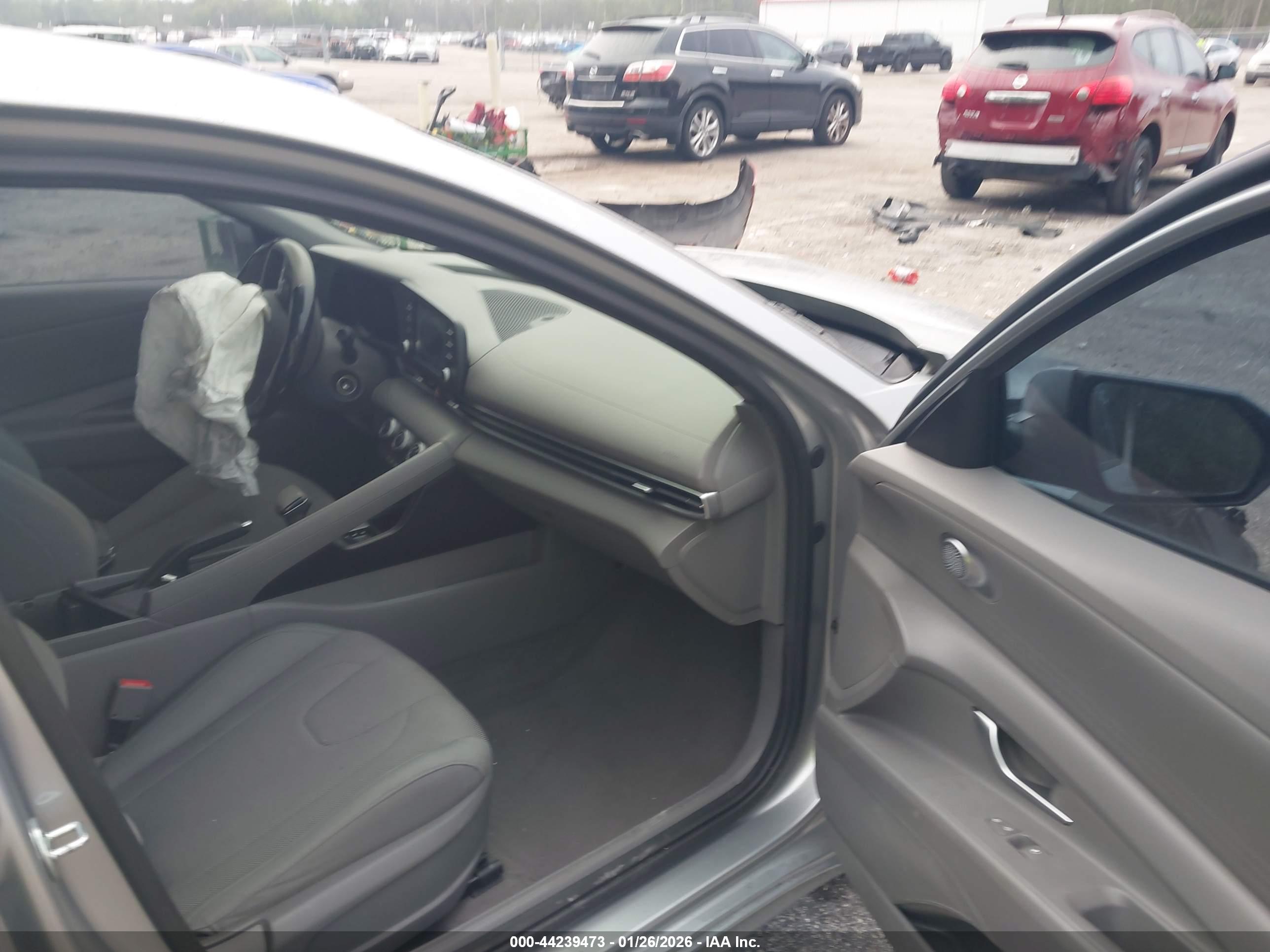 HYUNDAI ELANTRA image 5