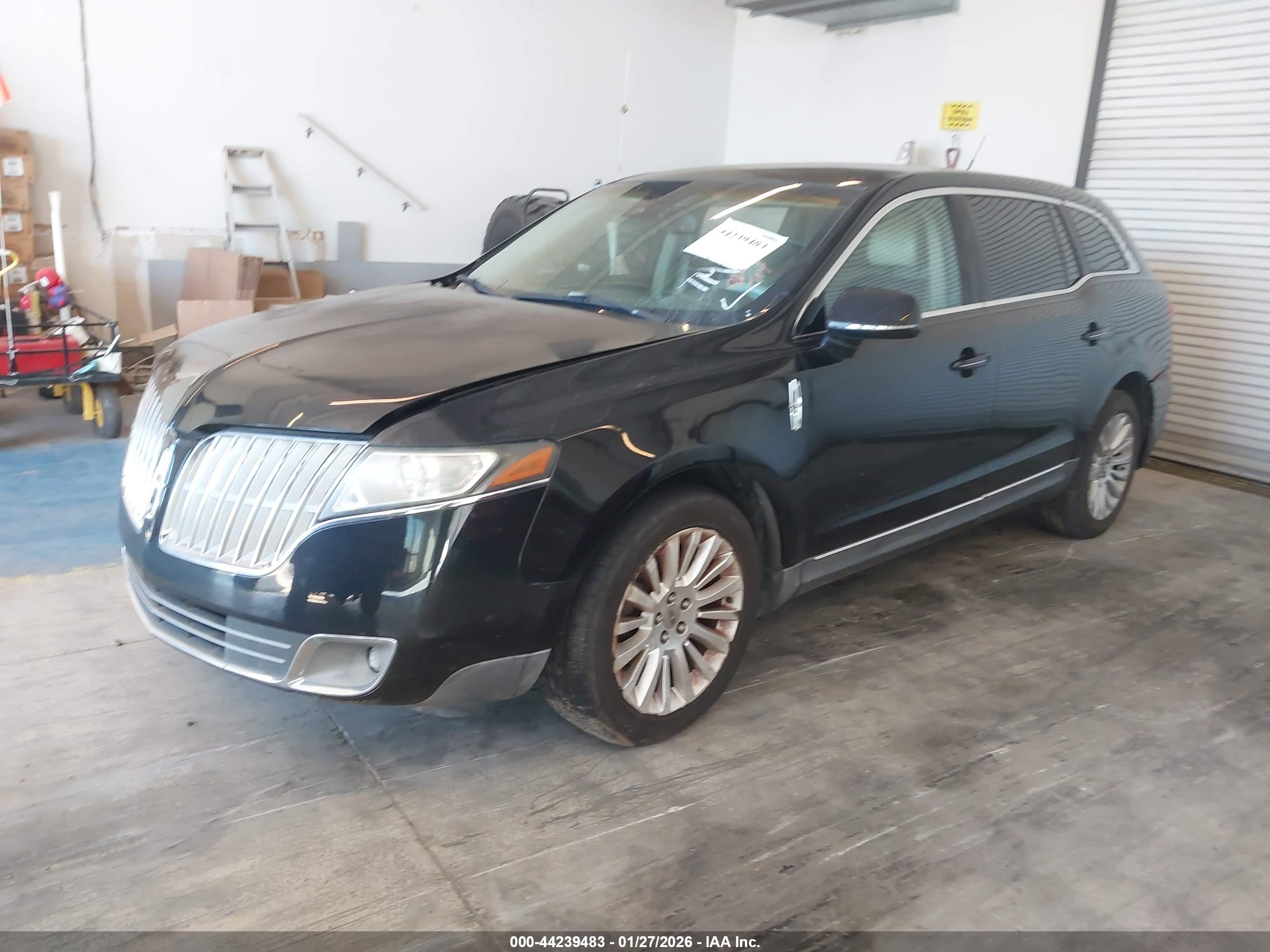 LINCOLN MKT image 2