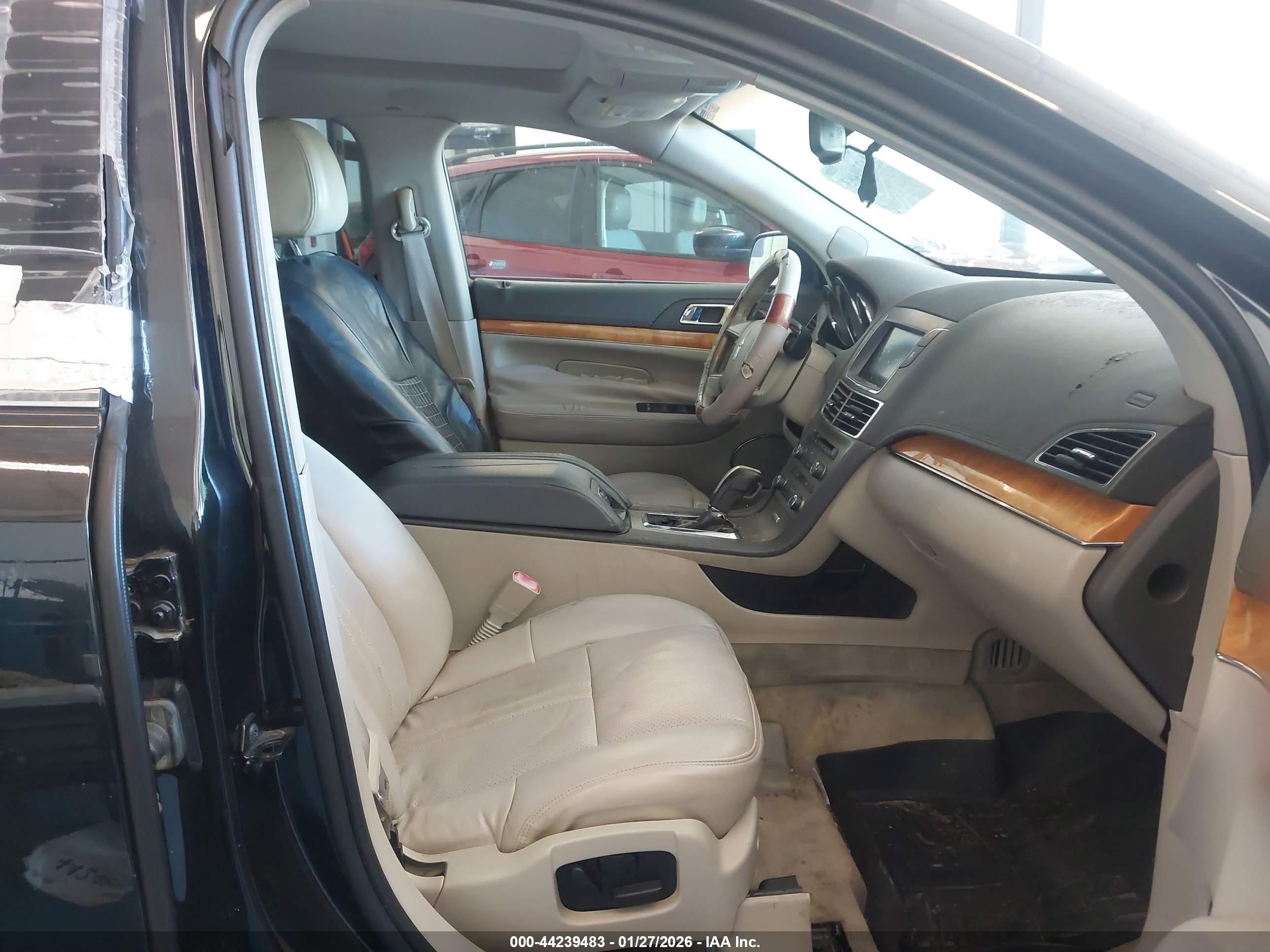 LINCOLN MKT image 5