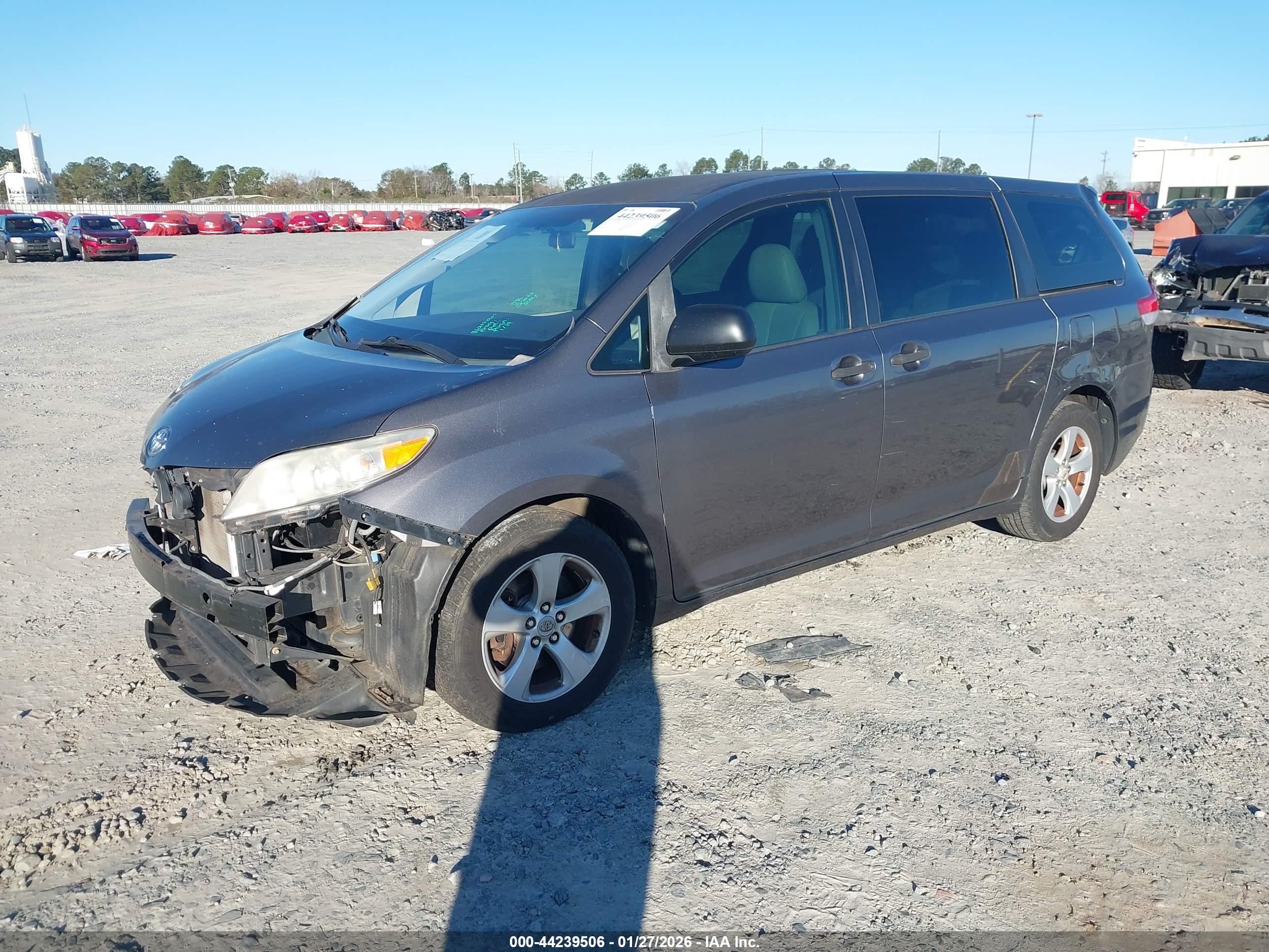 TOYOTA SIENNA image 2