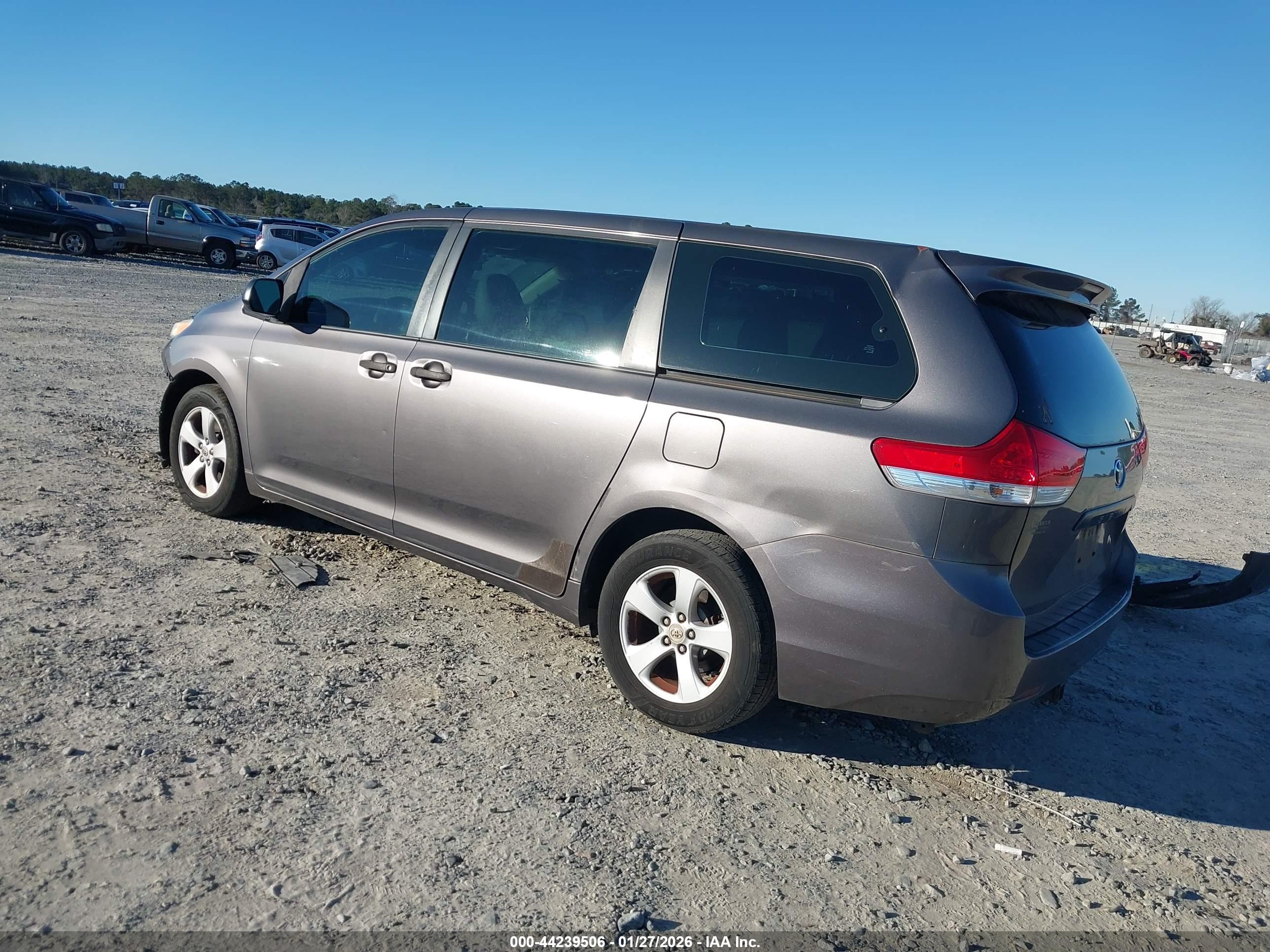 TOYOTA SIENNA image 3