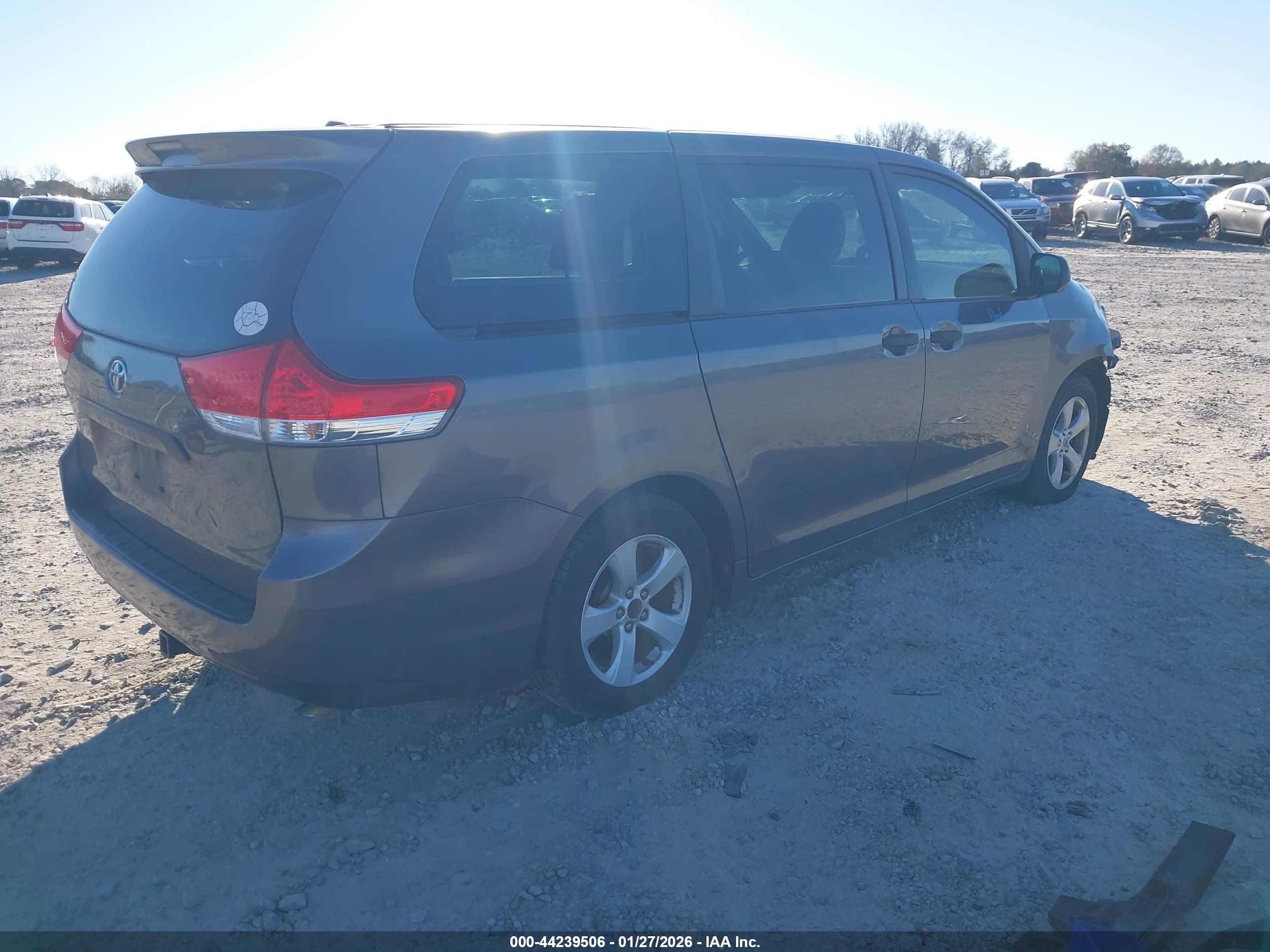 TOYOTA SIENNA image 4