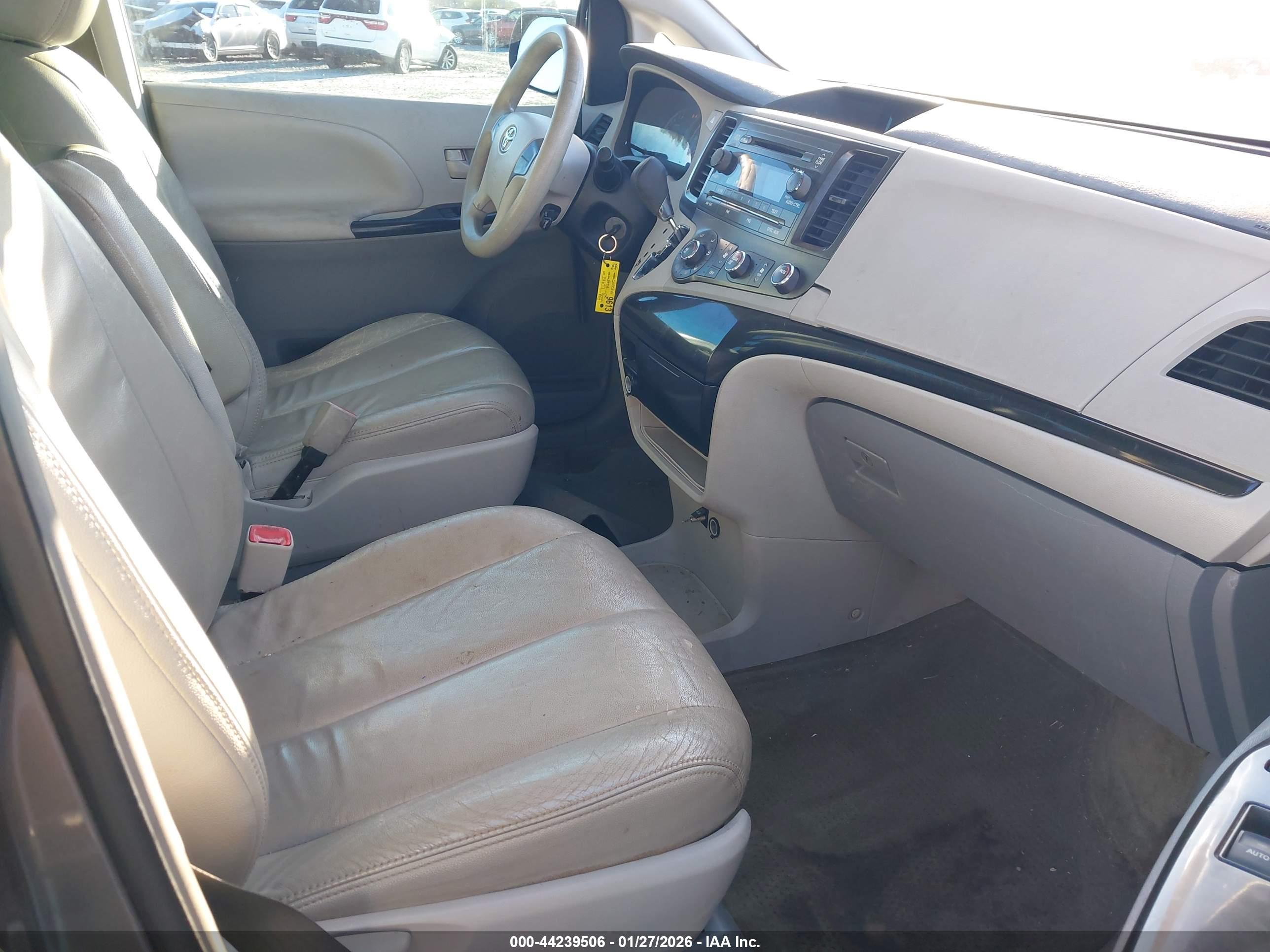 TOYOTA SIENNA image 5