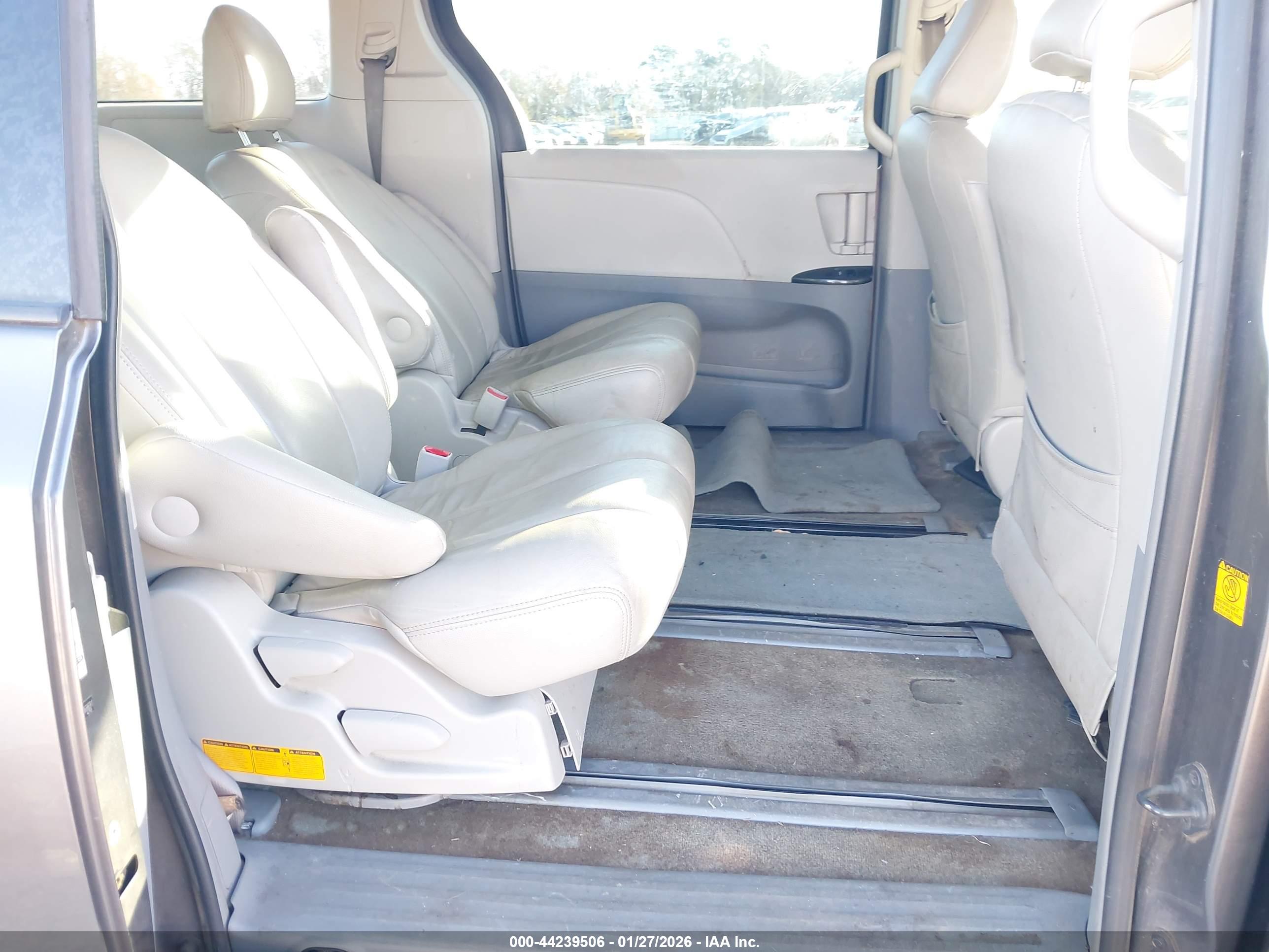 TOYOTA SIENNA image 8