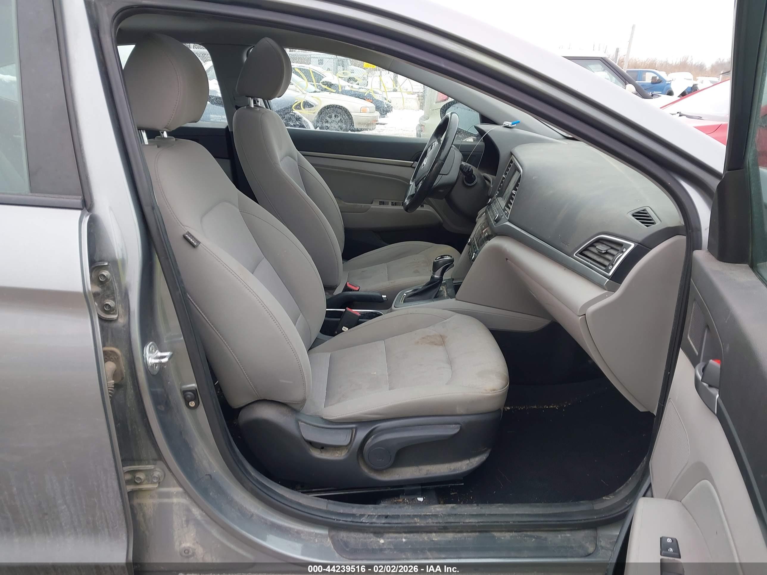 HYUNDAI ELANTRA image 5