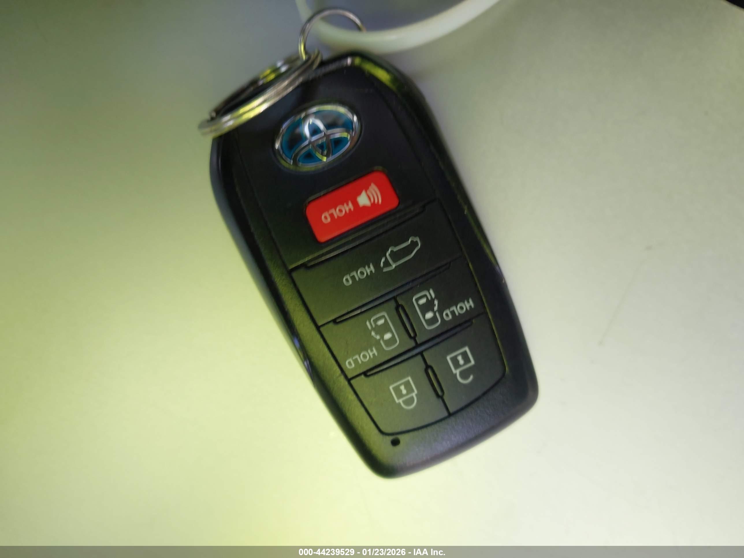 TOYOTA SIENNA image 11