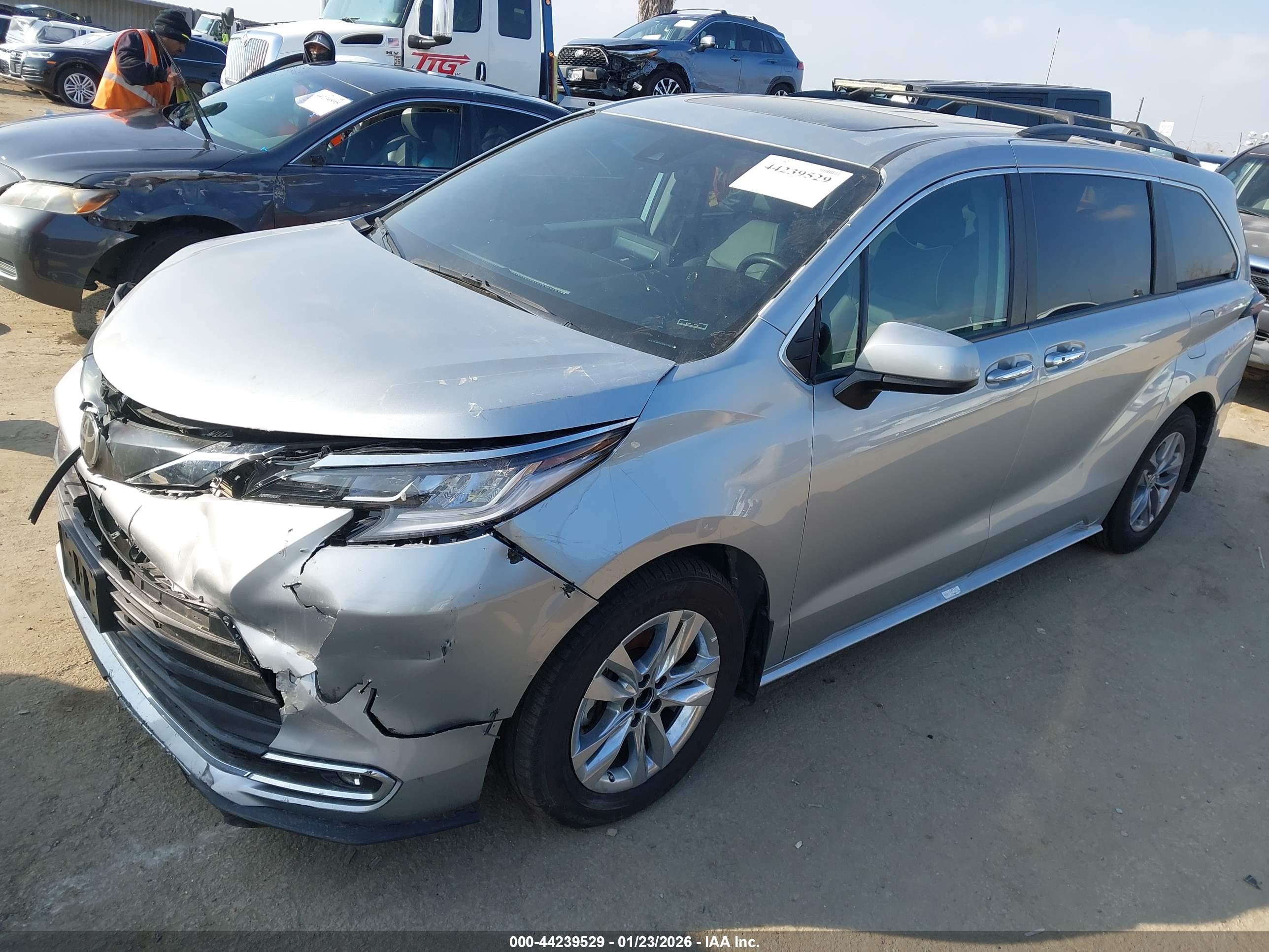 TOYOTA SIENNA image 2