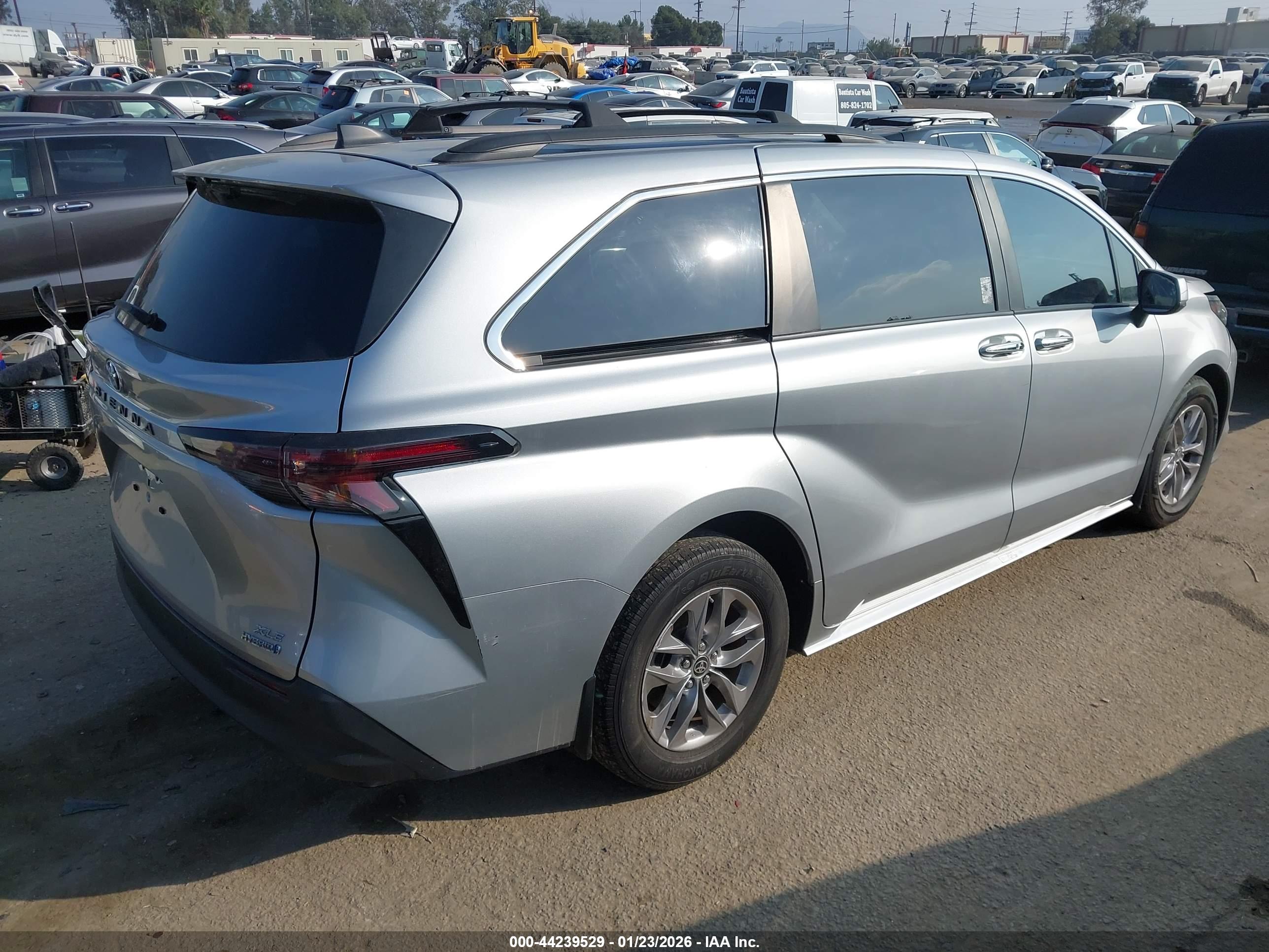 TOYOTA SIENNA image 4