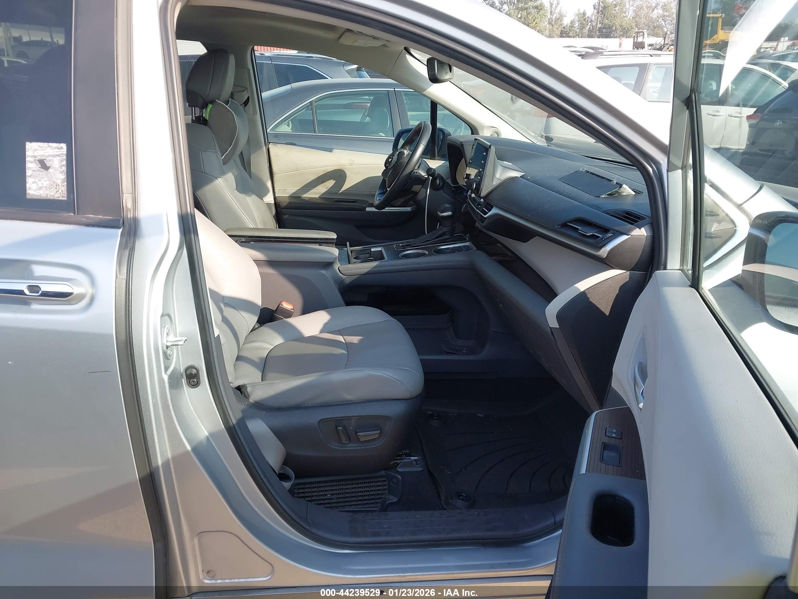 TOYOTA SIENNA image 5