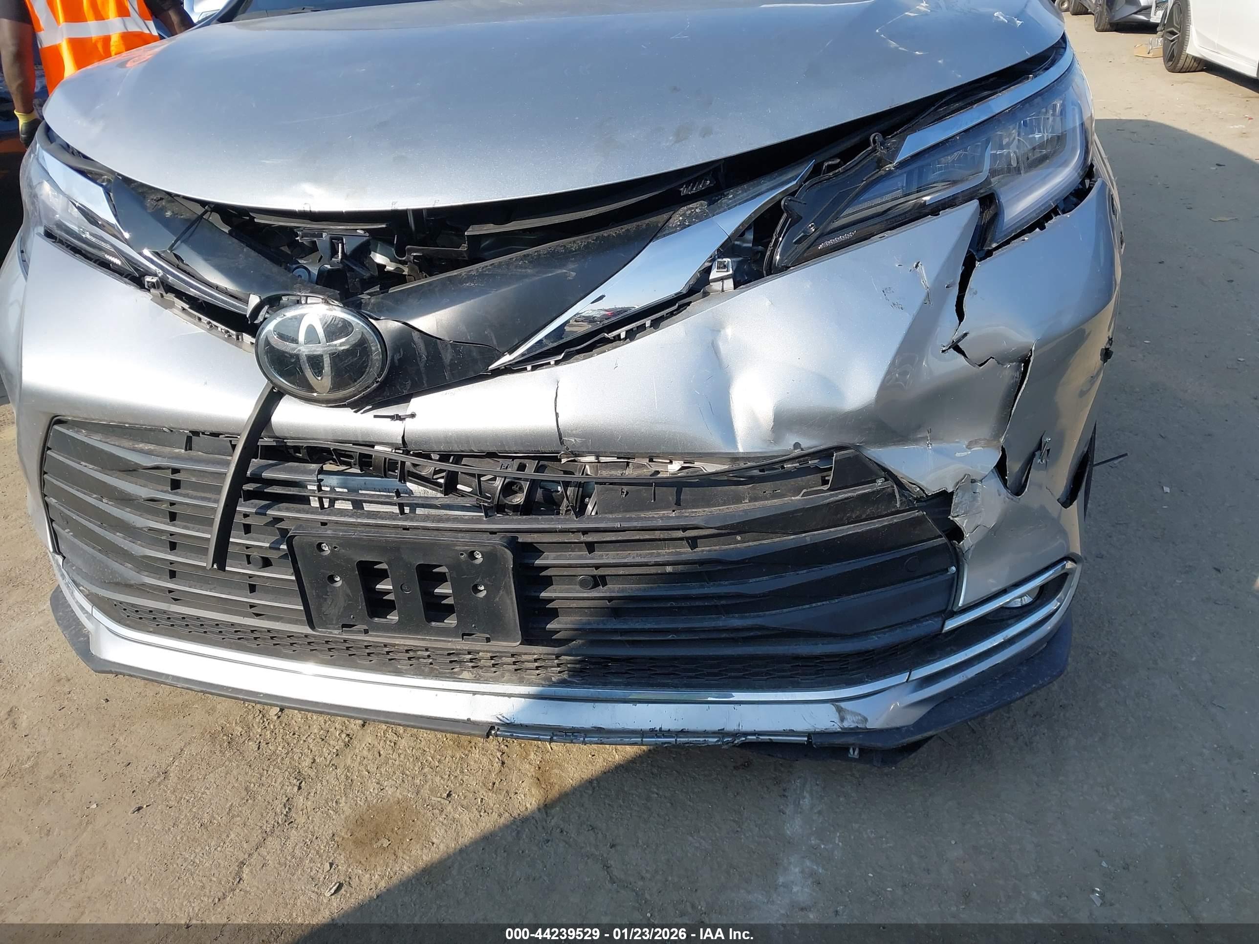 TOYOTA SIENNA image 6