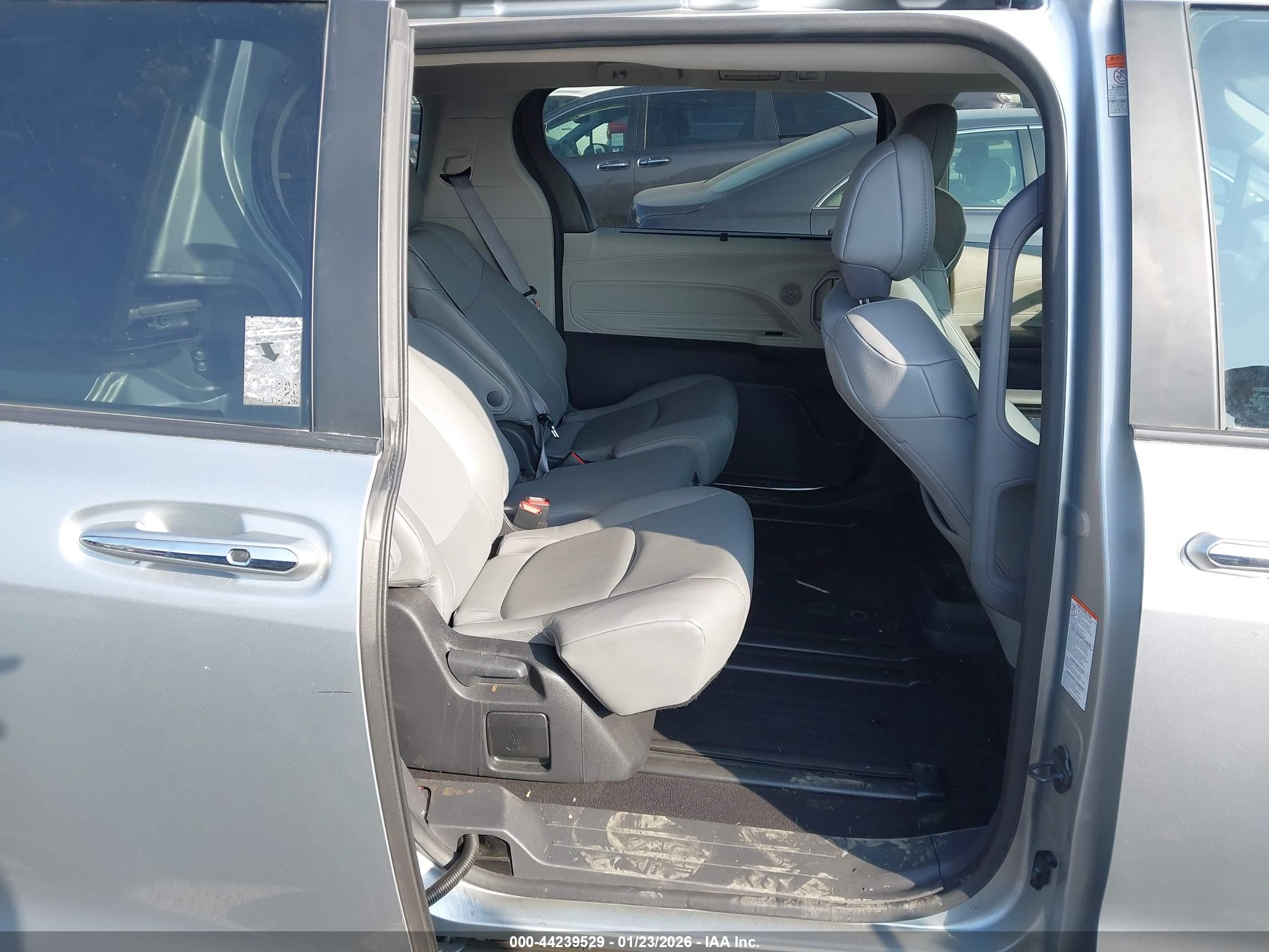 TOYOTA SIENNA image 8