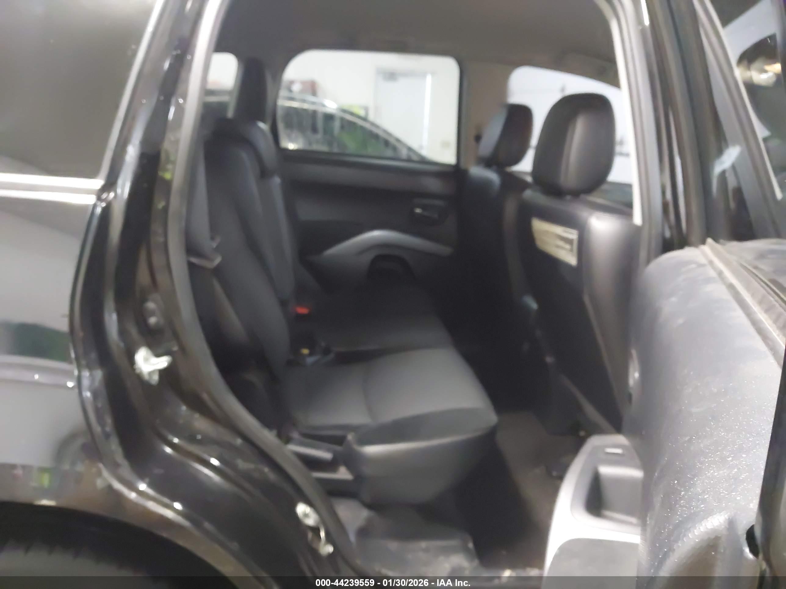 MITSUBISHI OUTLANDER image 8