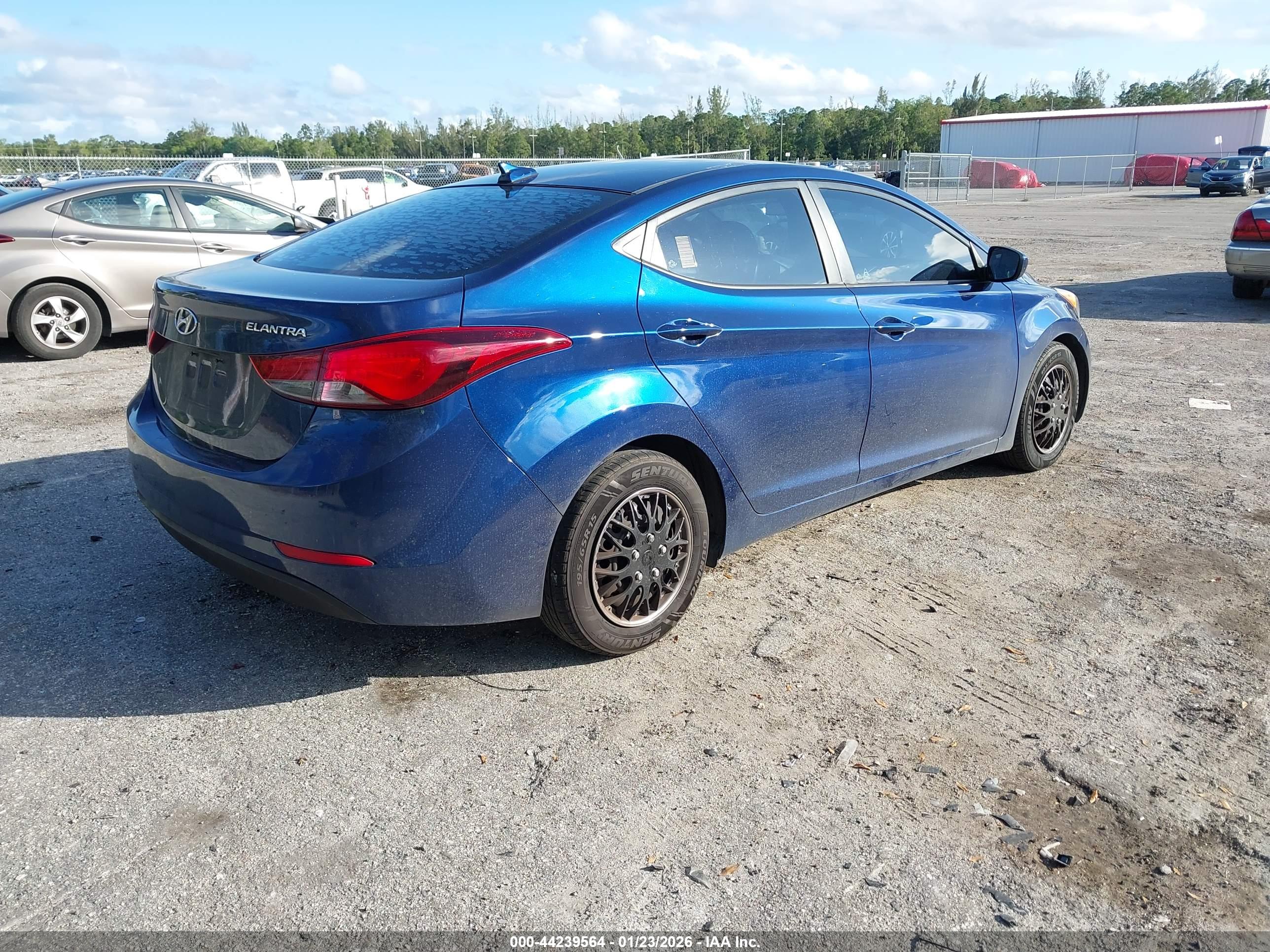 HYUNDAI ELANTRA image 4