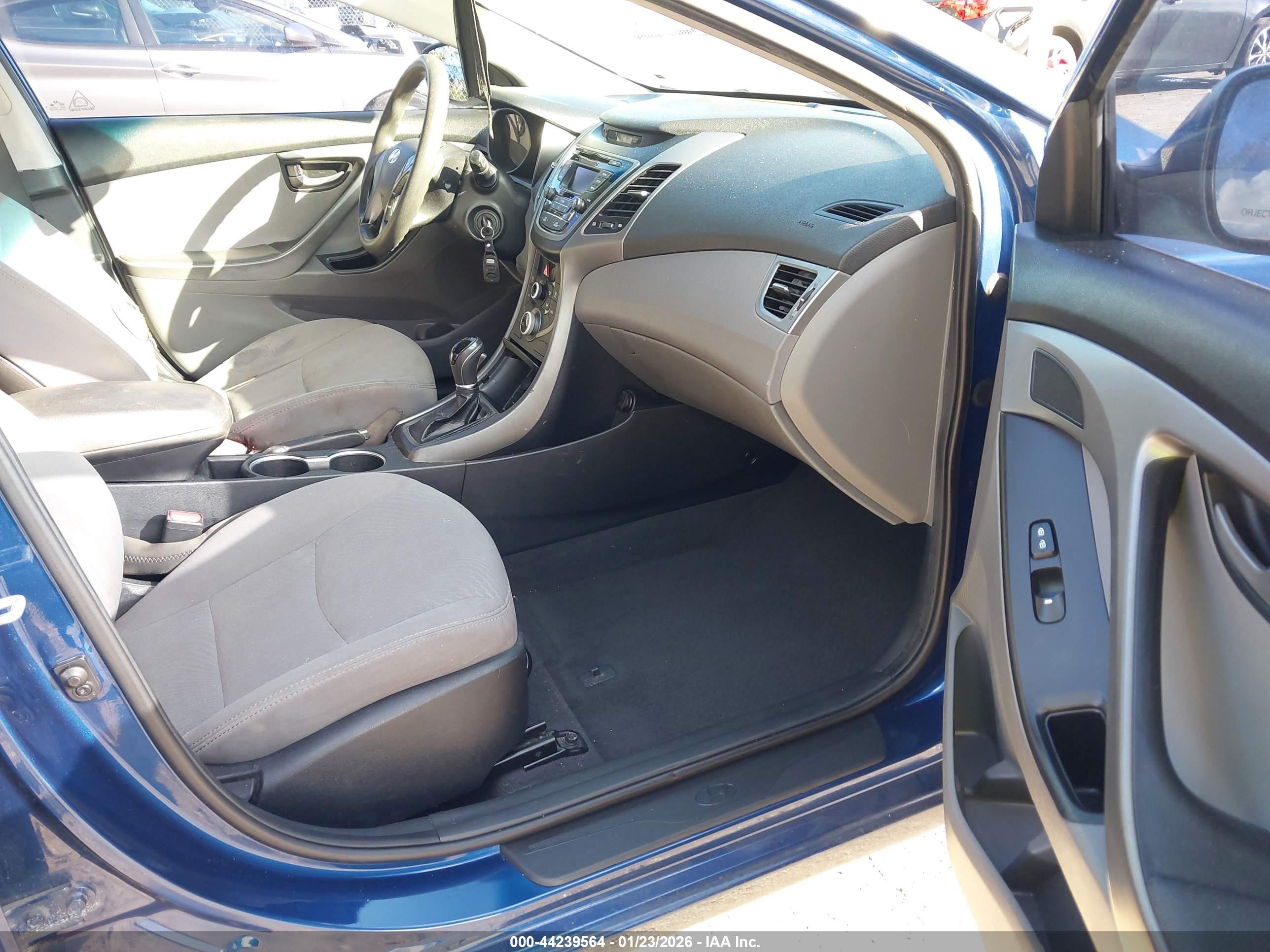 HYUNDAI ELANTRA image 5