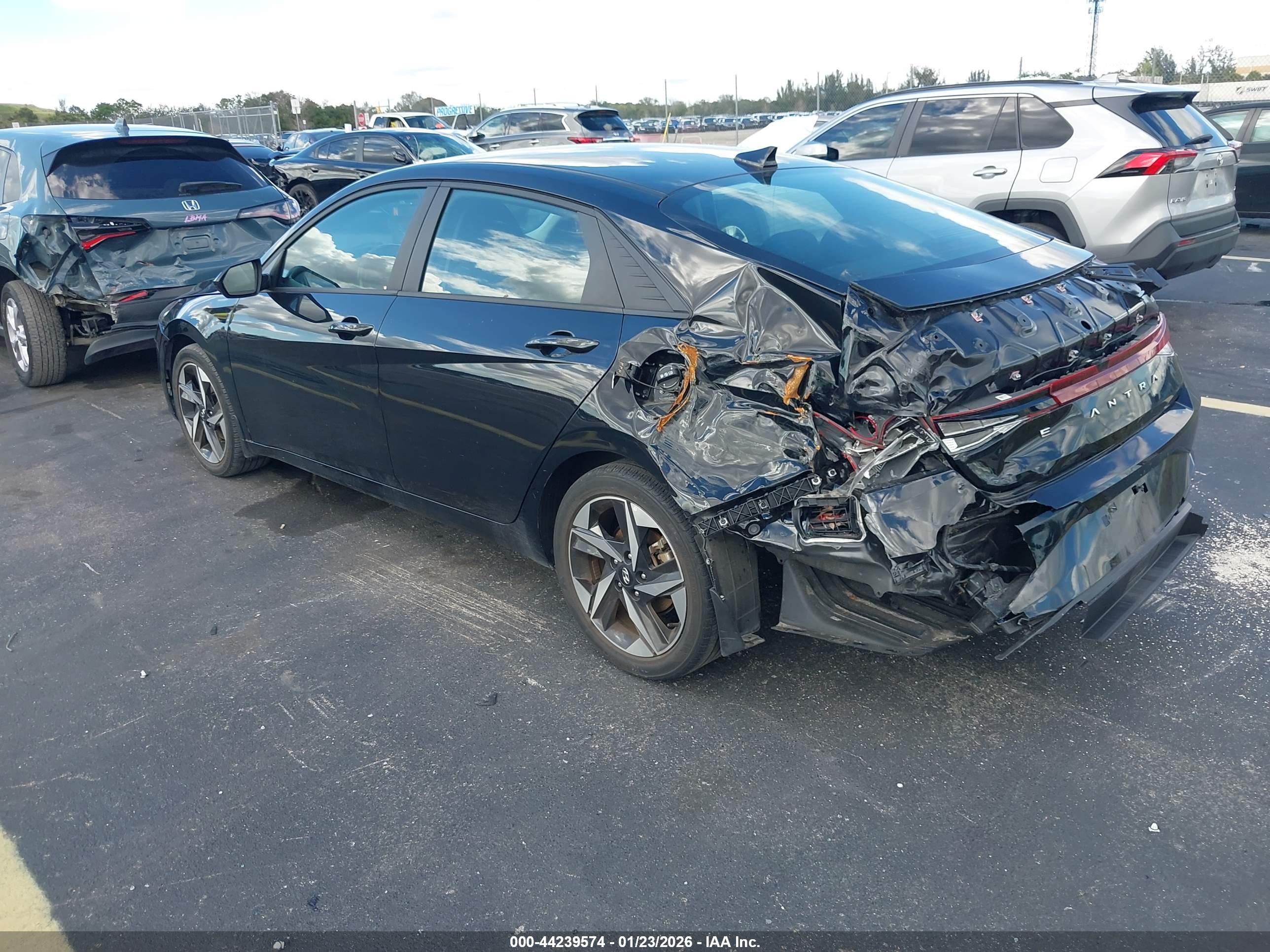 HYUNDAI ELANTRA image 3