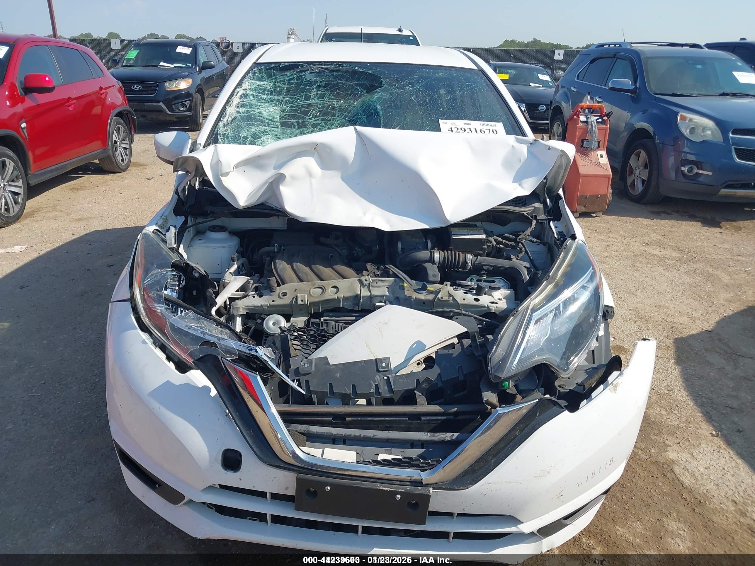 NISSAN VERSA image 6
