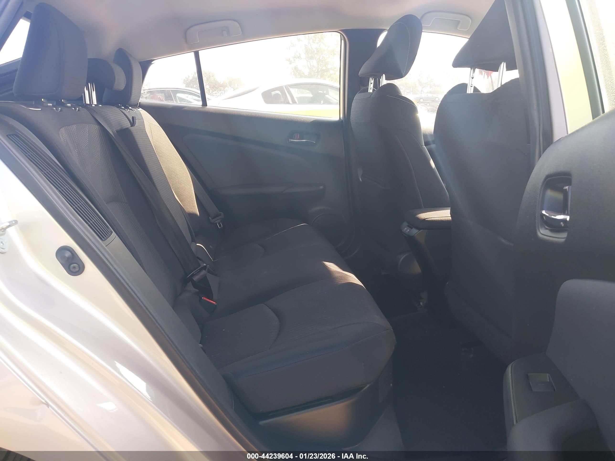 TOYOTA PRIUS image 8