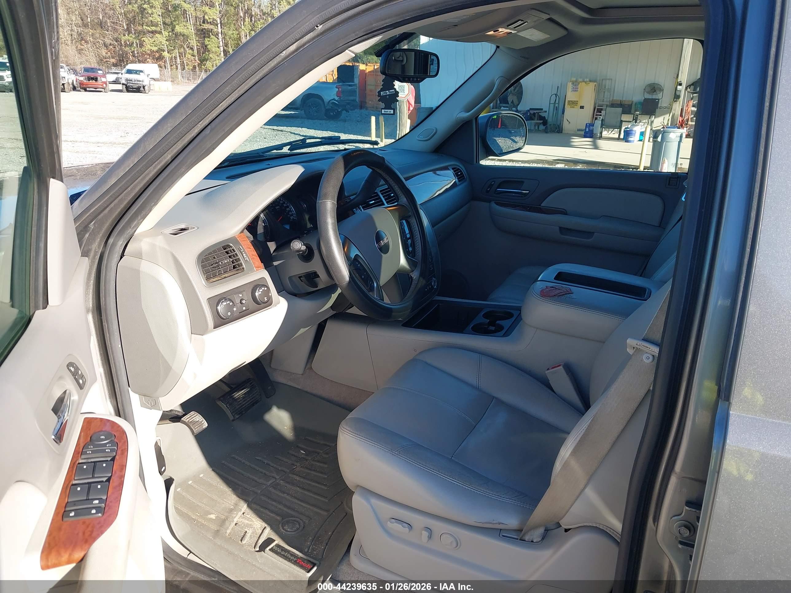 GMC YUKON image 5