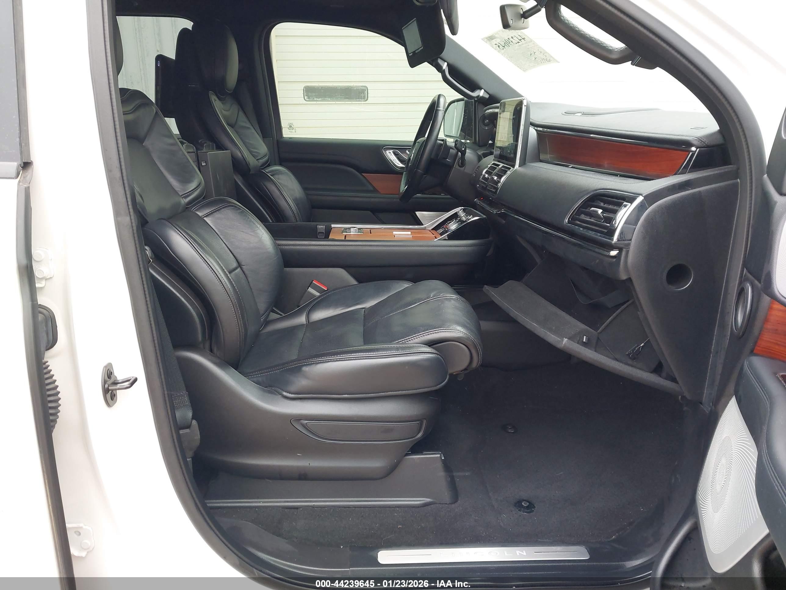 LINCOLN NAVIGATOR image 5