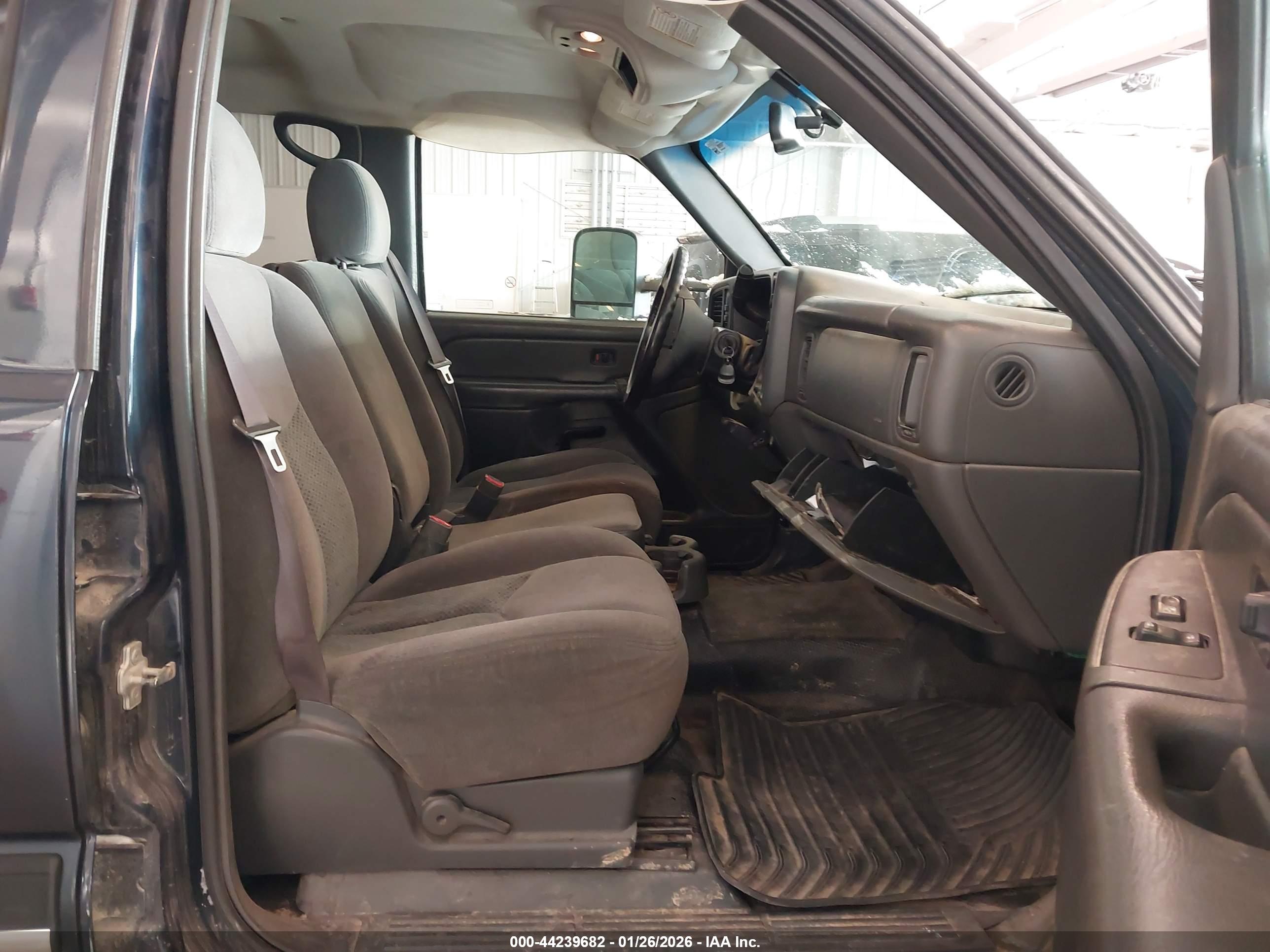 CHEVROLET SILVERADO image 5