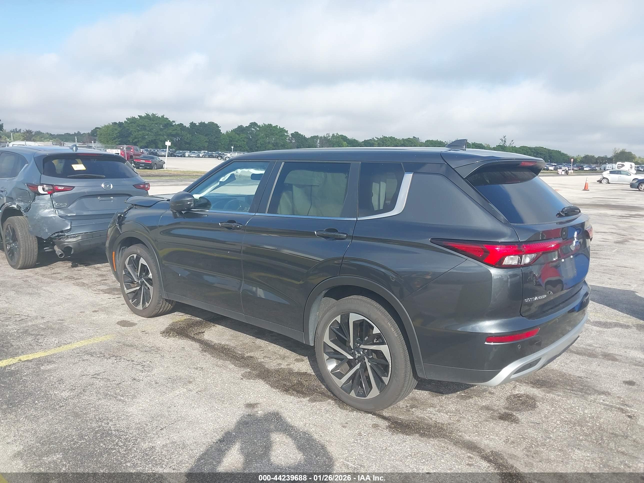 MITSUBISHI OUTLANDER image 3
