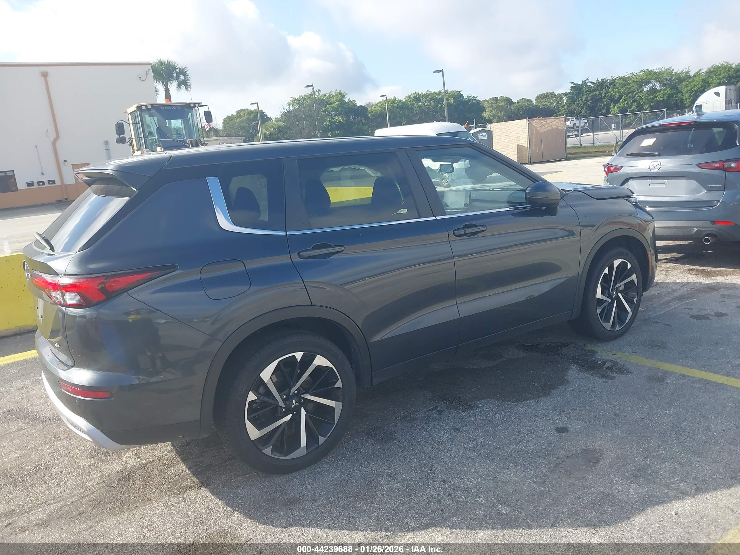 MITSUBISHI OUTLANDER image 4