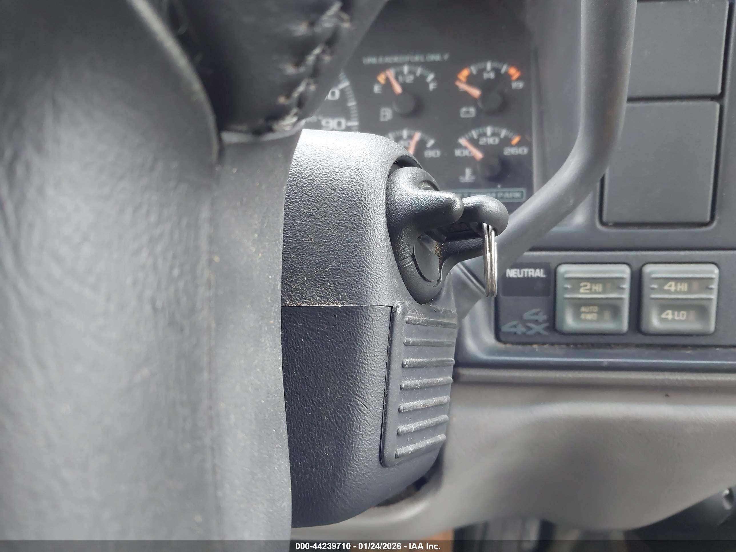 CHEVROLET SUBURBAN image 11