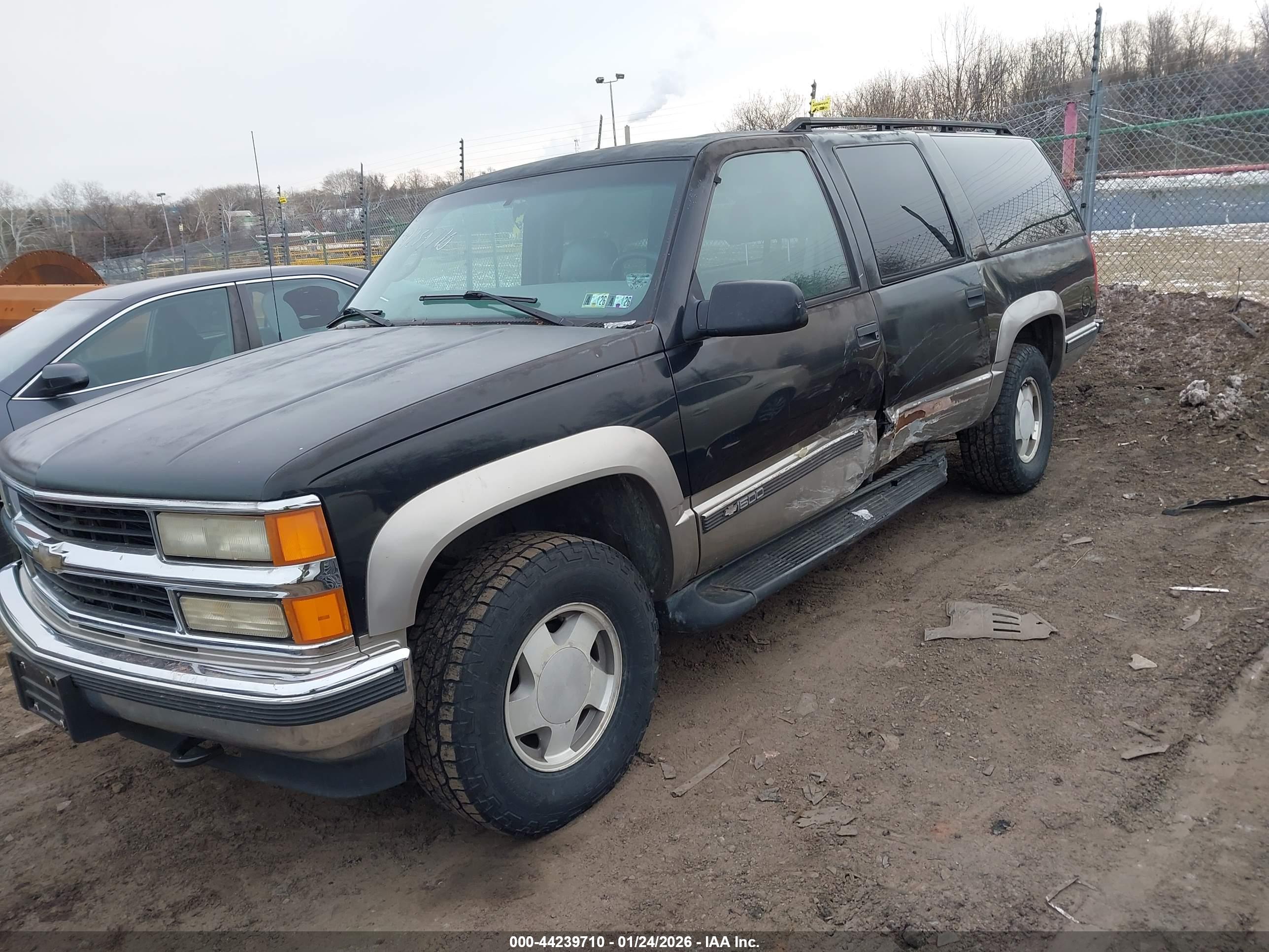 CHEVROLET SUBURBAN image 2
