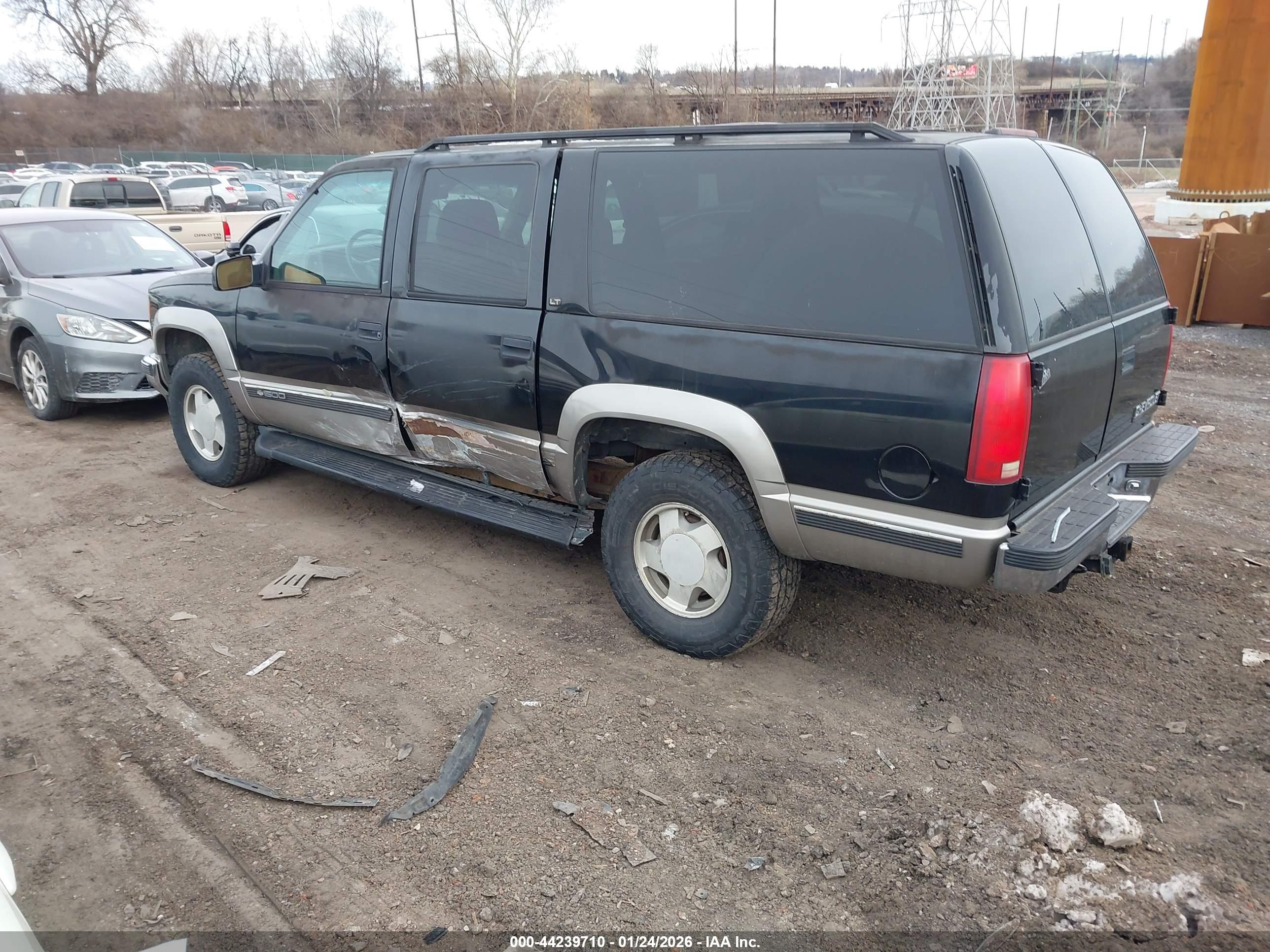 CHEVROLET SUBURBAN image 3